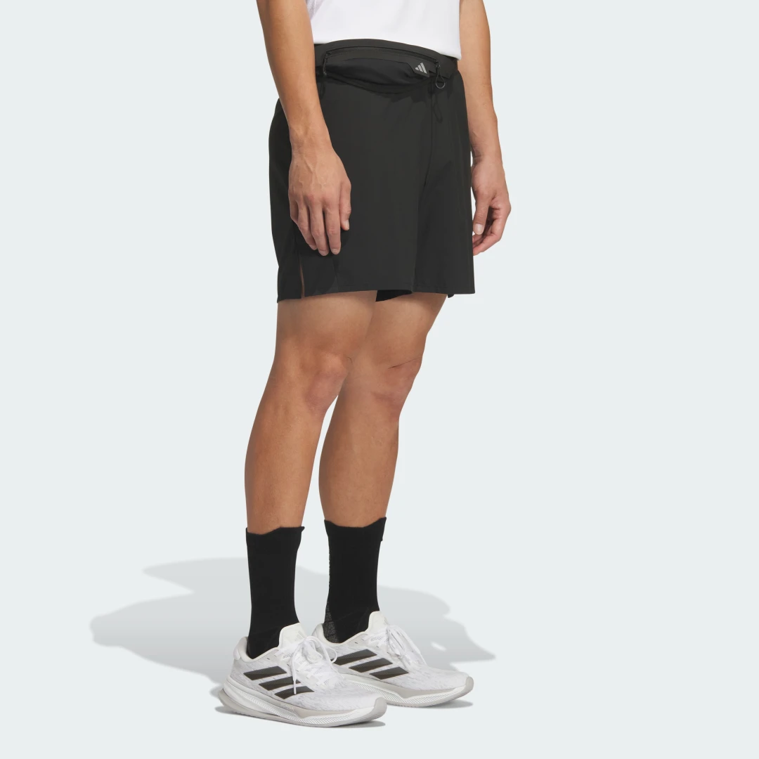 Detalle de Cinturón Running Adidas – diseño práctico en color negro
