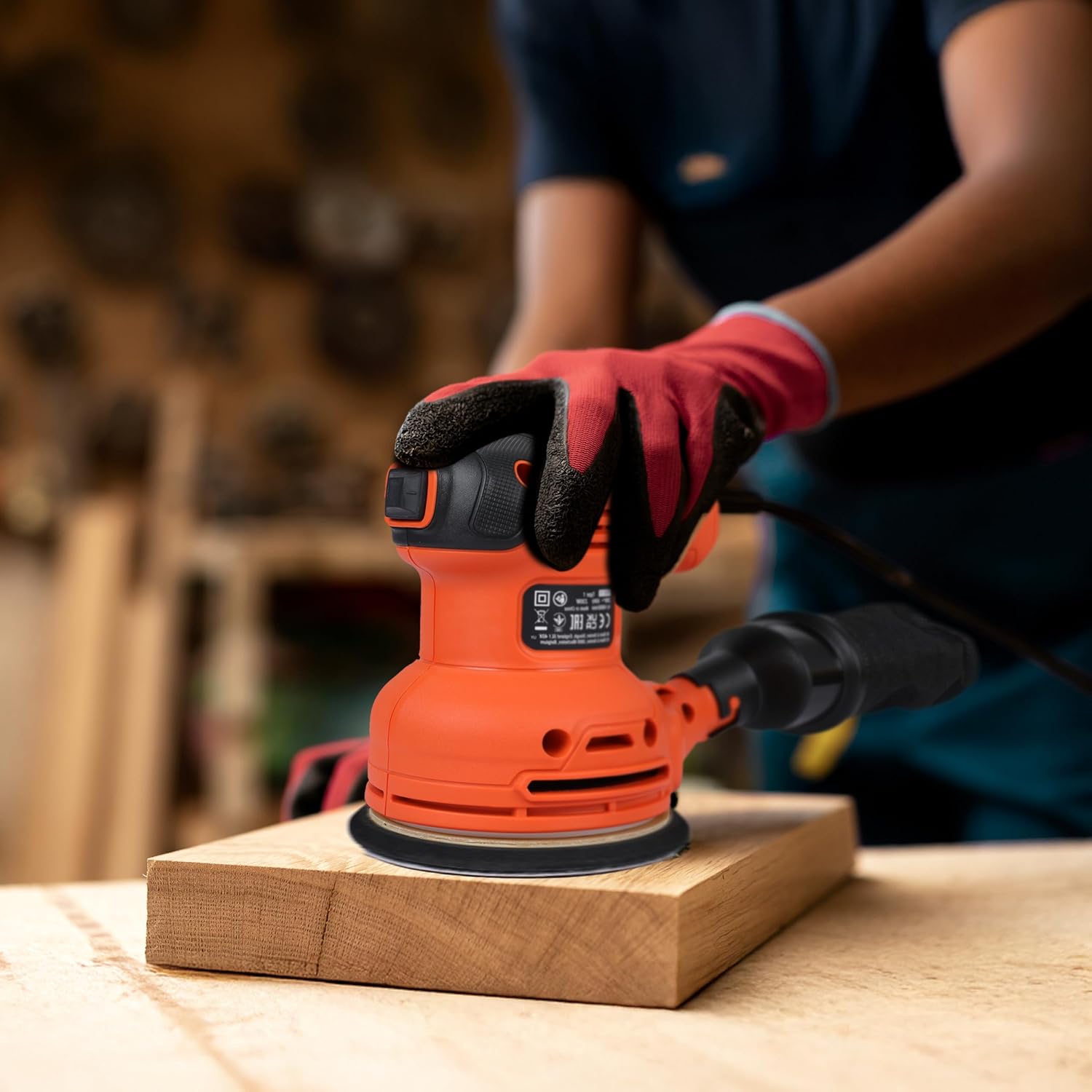 Detalle de BLACK+DECKER BEW210-QS: Levigatrice roto orbitale 230W per finiture precise su legno, metallo e vernice