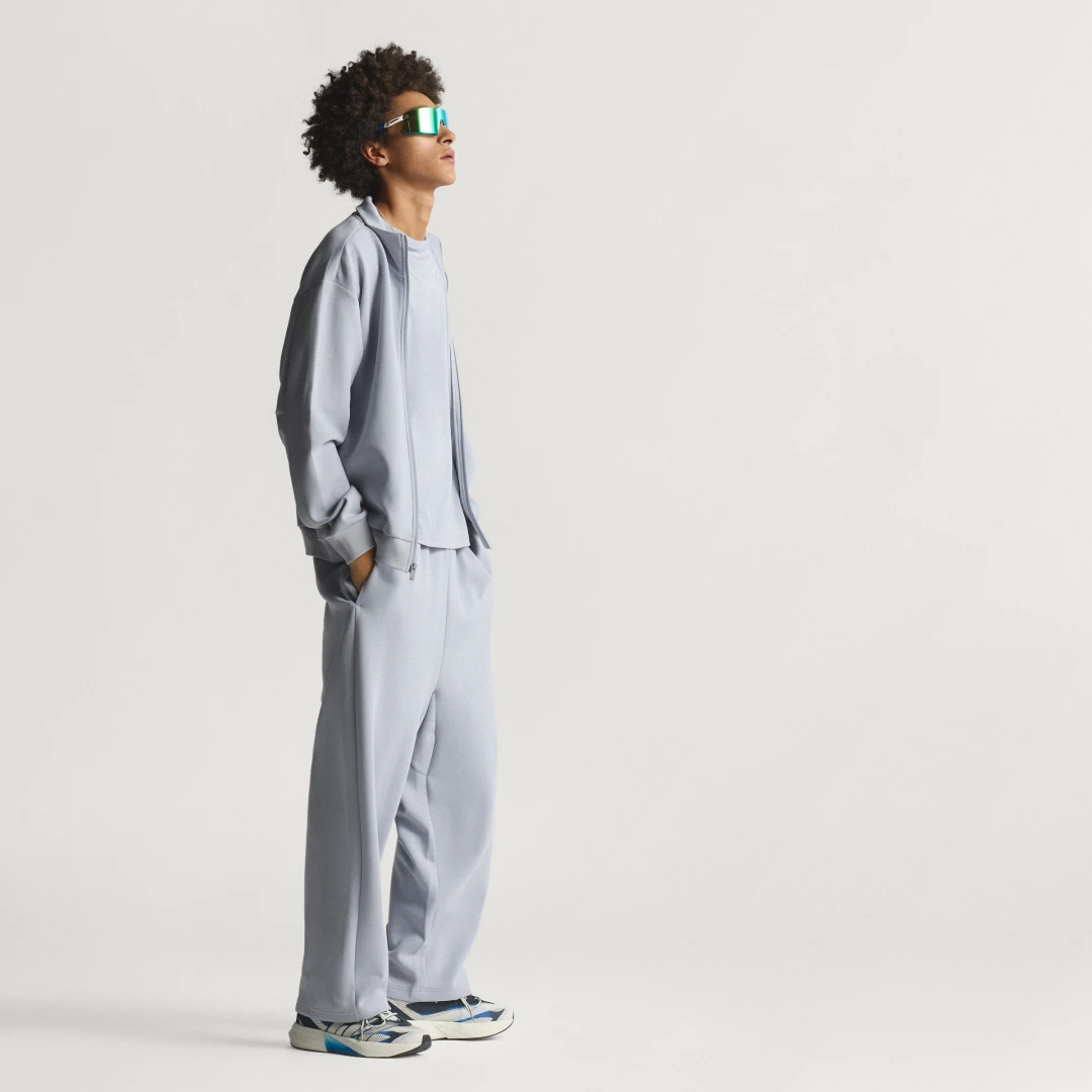 Detalle de CHAQUETA DEPORTIVA SOFT LUX de Adidas — versátil y cómoda en gris