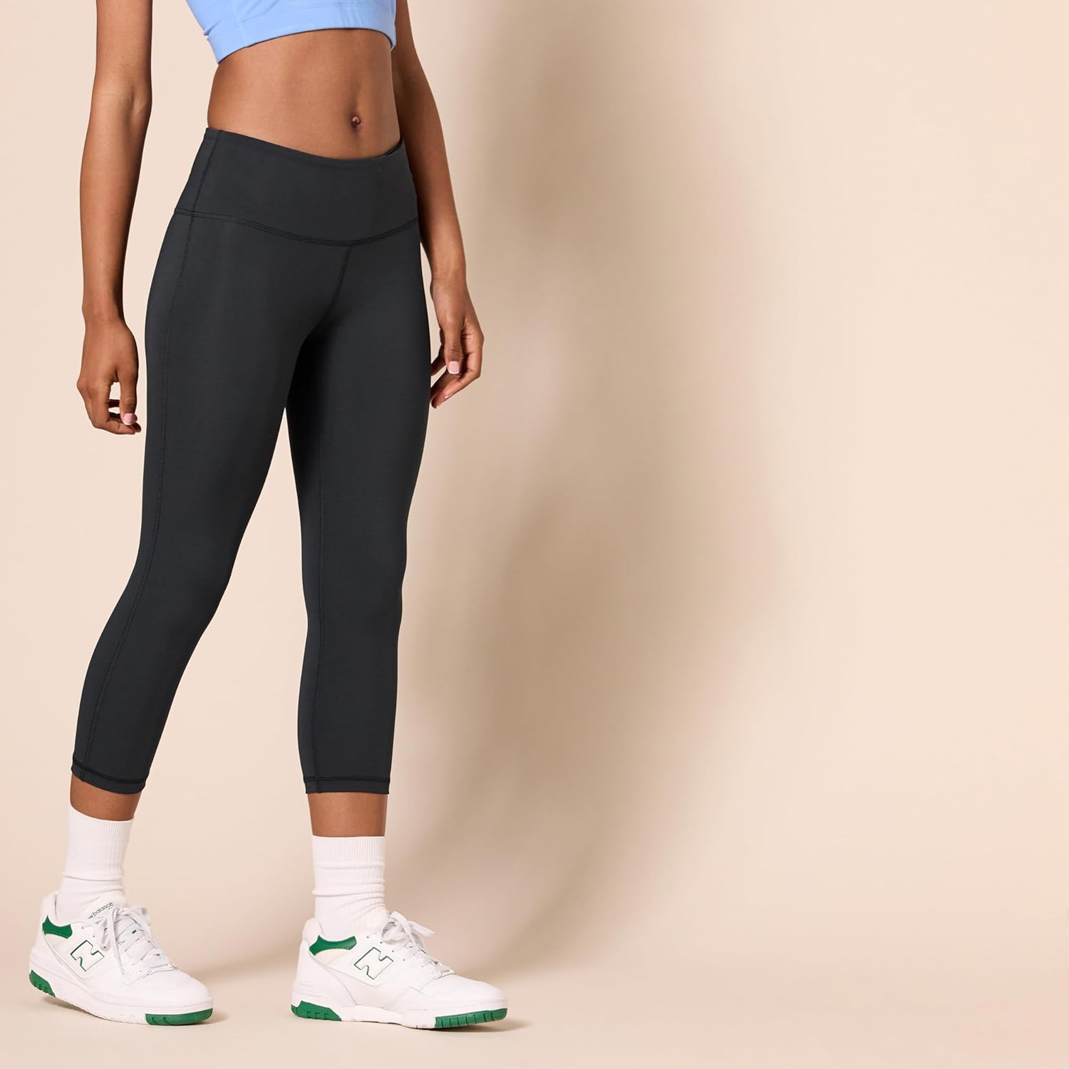 Thumbnail 2 de Amazon Essentials Women's Exercise Workout Leggings: Active Sculpt Mid-Rise Capri with Pockets