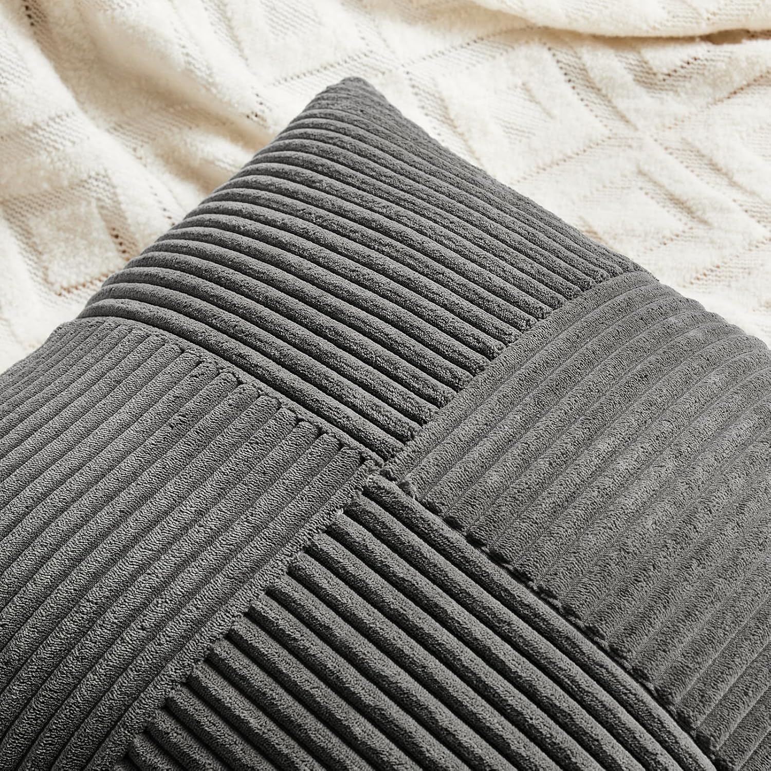 Detalle de FDTERN 2er Set Dunkelgrau Kordsamt Kissenbezug 35x60 cm – Hautfreundlich, streifenförmiges Design