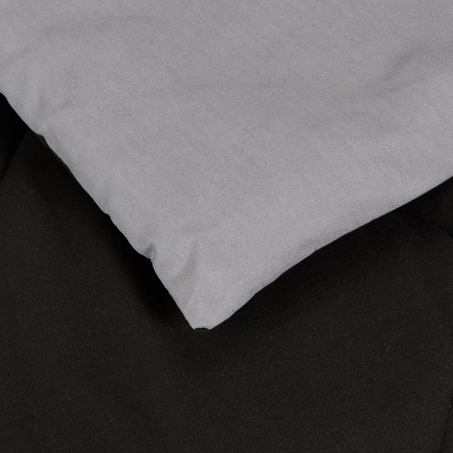 Thumbnail 2 de Amazon Basics Couette 4 Saisons réversible pour lit 2 Personnes – 220 x 240 cm, gris/noir