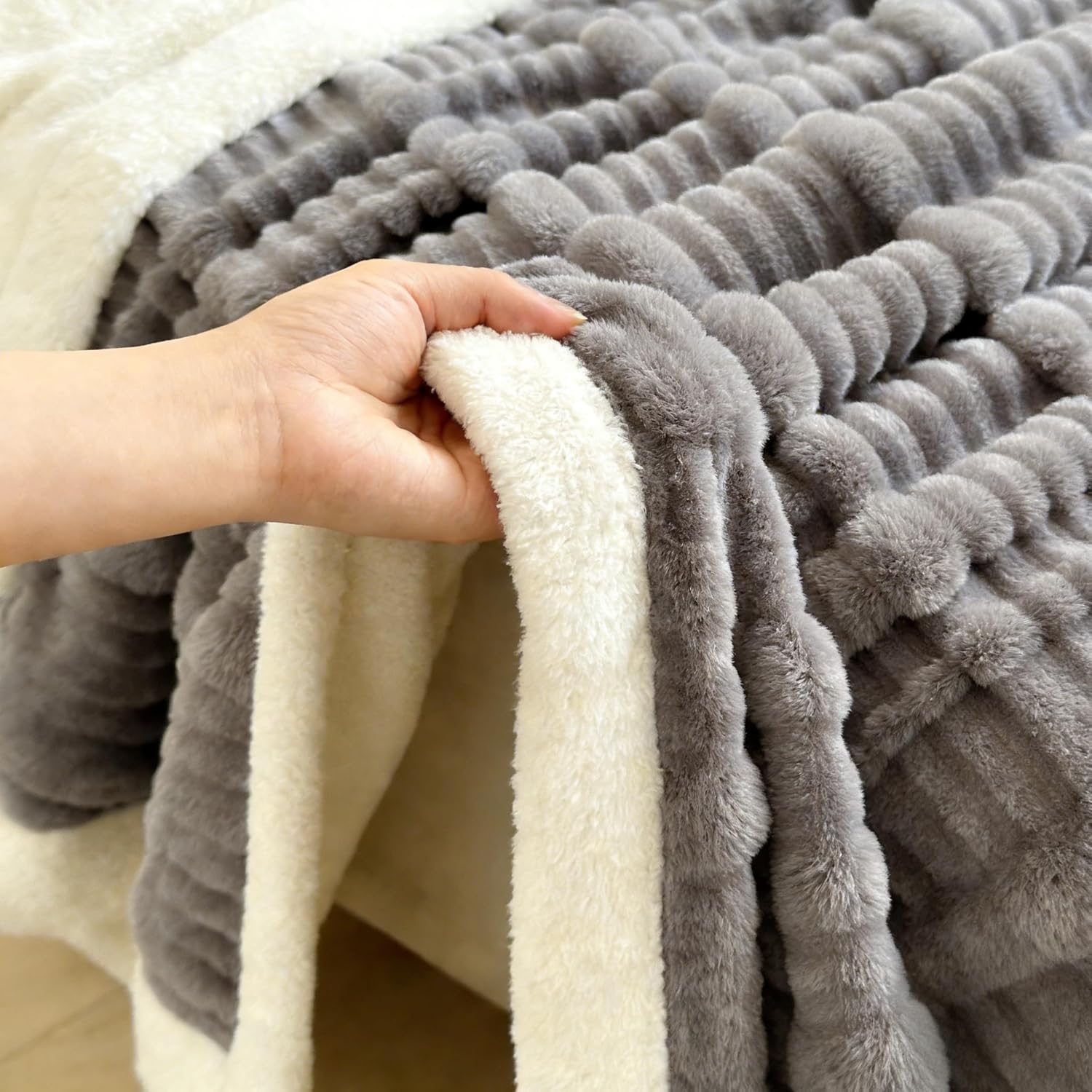 Thumbnail 2 de Generic Sherpa Fleece Throw Double Size 150x200cm in Dark Grey – super-soft striped reversible blanket