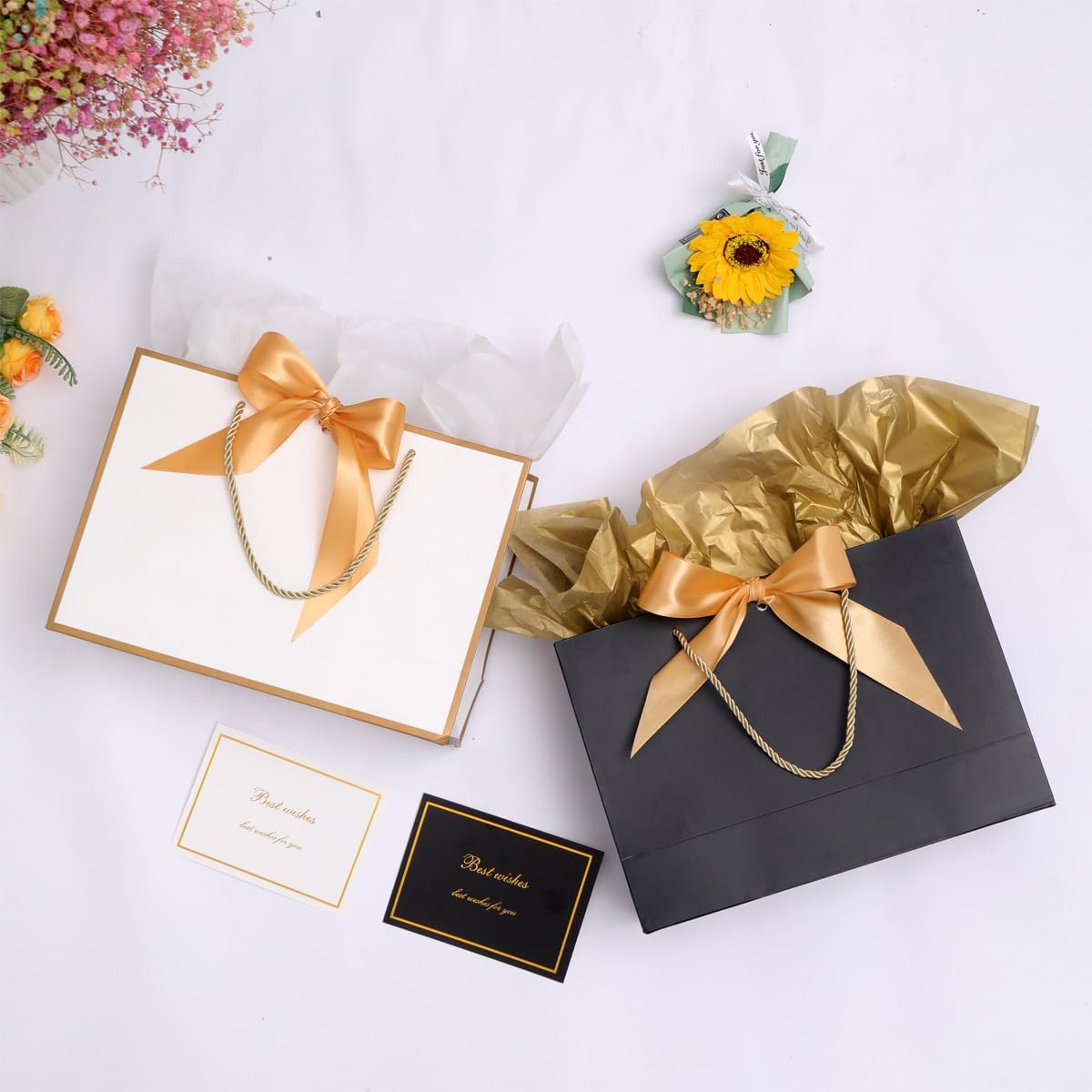 Detalle de Medium Gift Bags with Tissue Paper and Gift Cards (3 Pack) – Black