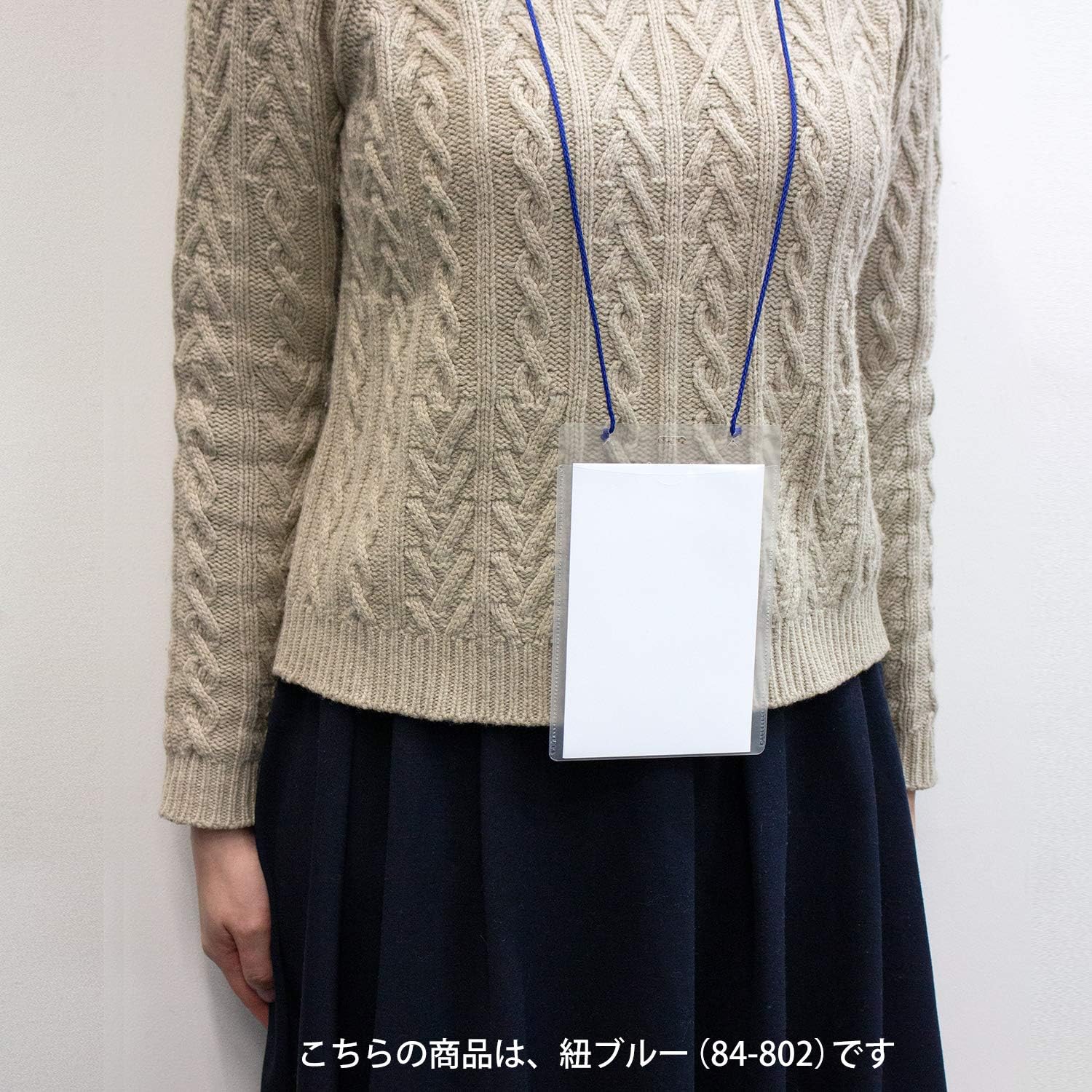 Detalle 2 de プラス 84-804 はがきサイズ吊り下げ名札 50枚入り・フラップ付き・イエロー紐
