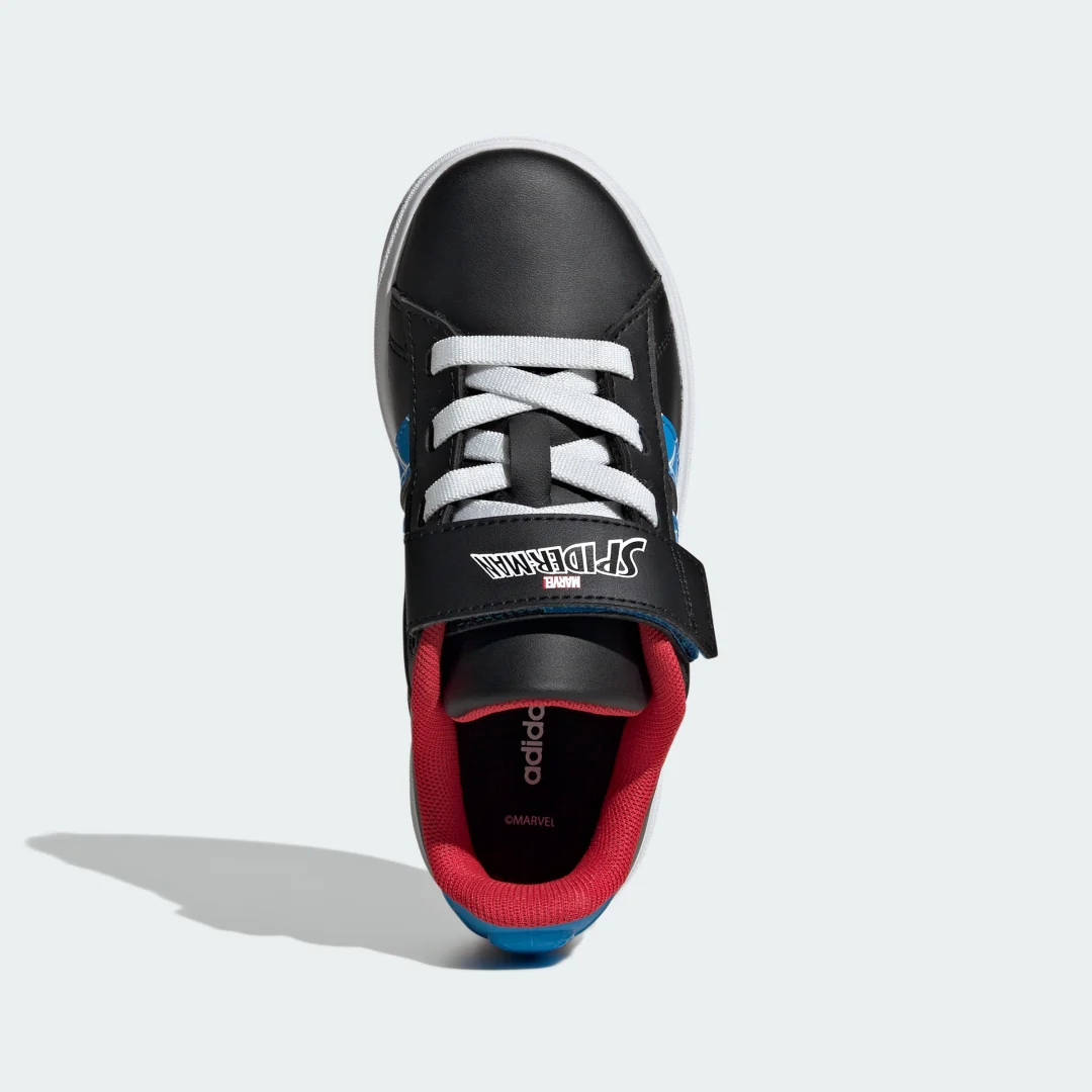 Detalle de Zapatilla adidas Marvel Spider-Man Grand Court — negro urbano con estilo Spider-Man