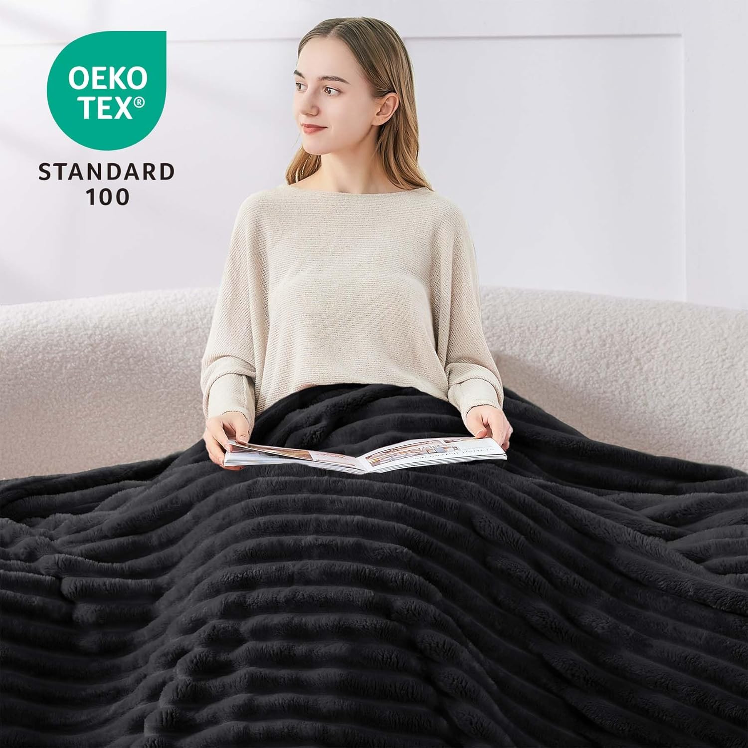 Detalle de BEDELITE Kuscheldecke Flauschig Decke 150 x 200 – weiche XL Flanell-Decke in Streifen schwarz, ideal als Überwurf für Sofa und Wohnzimmer