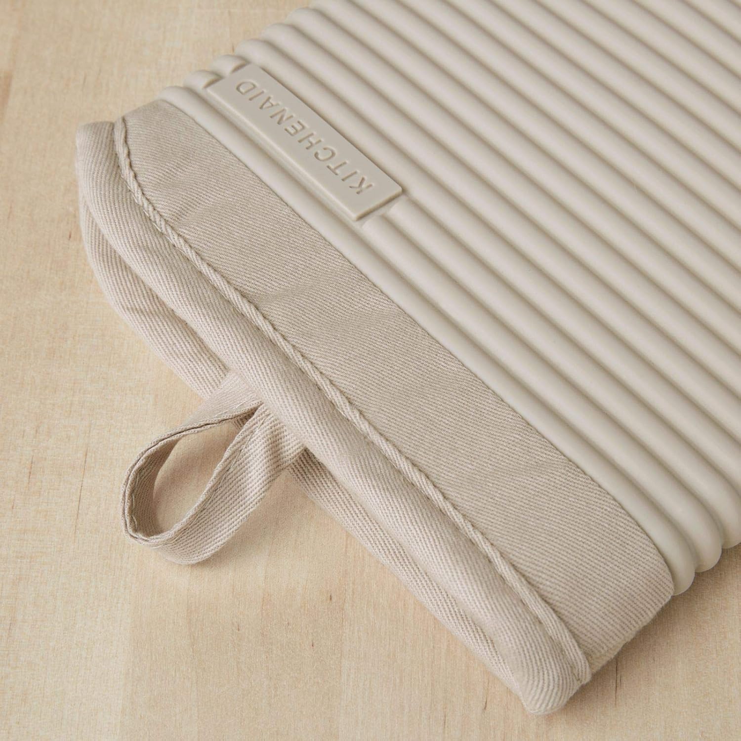 Detalle 2 de KitchenAid Ribbed Silicone Oven Mitts 2-Pack