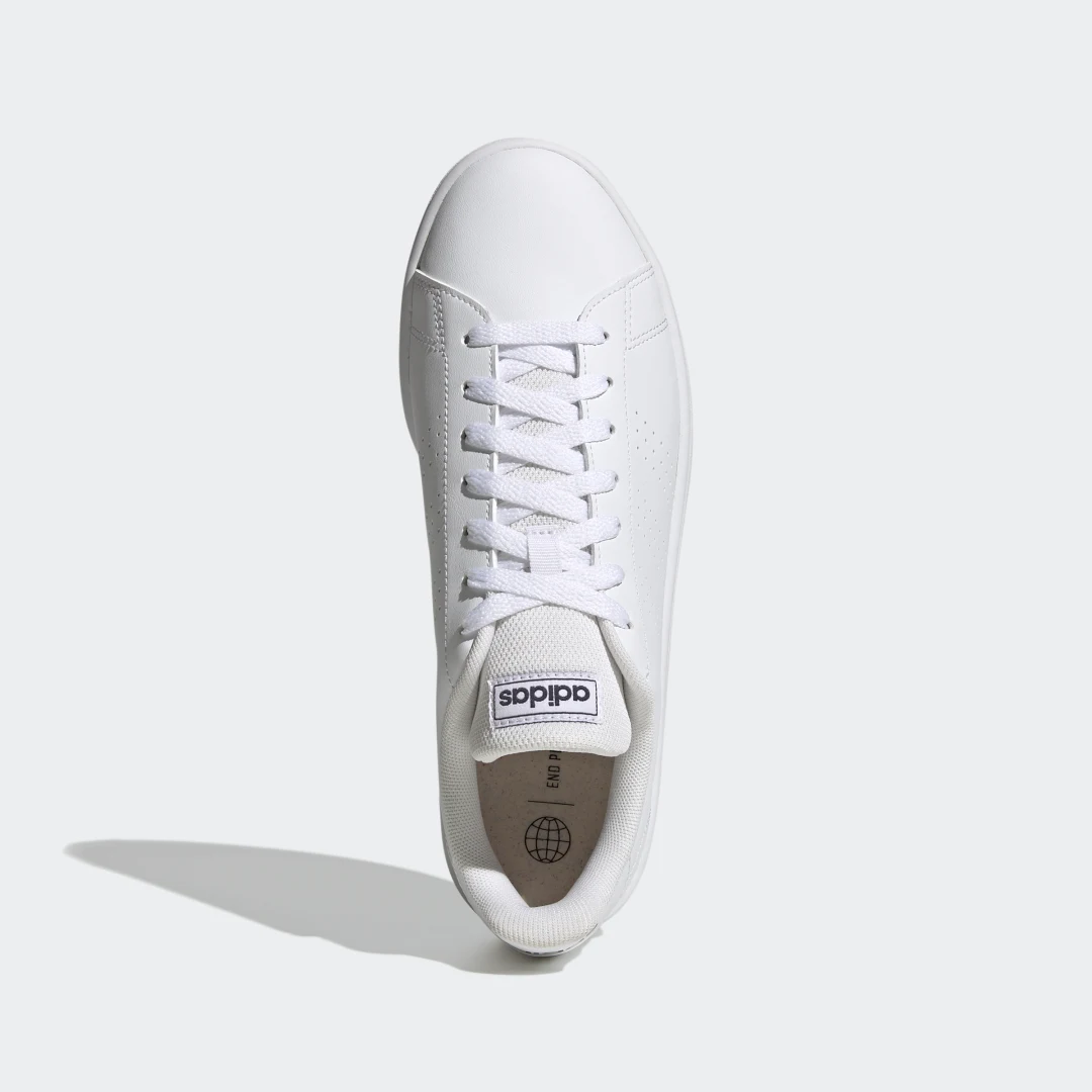 Detalle de Adidas ZAPATILLA ADVANTAGE BASE en blanco: estilo clásico para el día a día