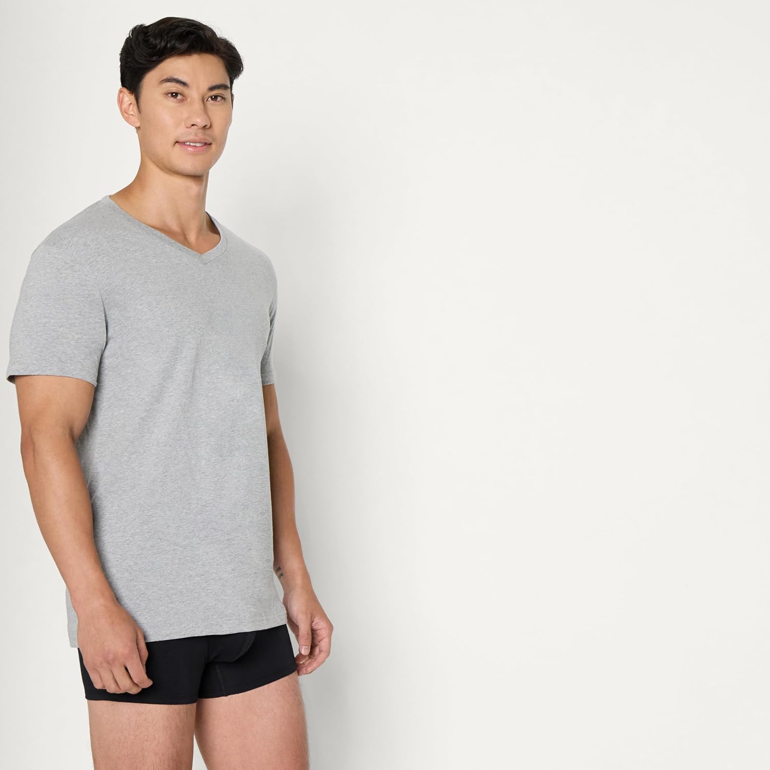 Thumbnail 1 de Amazon Essentials Men's V-Neck Undershirt, Breathable Cotton, Pack of 6