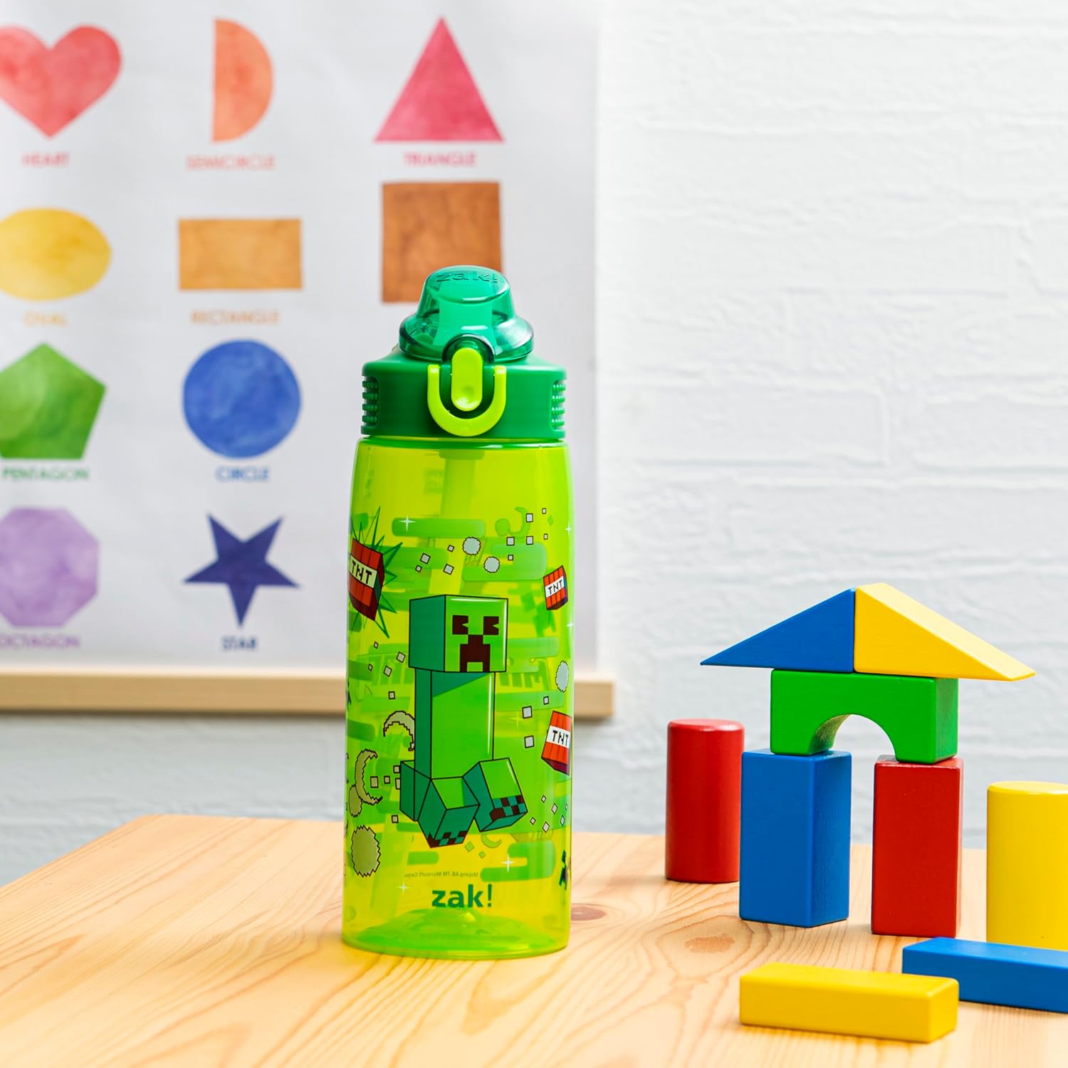 Detalle de Zak Designs Minecraft Sage 25oz Water Bottle (Leak-Proof, Straw, Handle, Spout Cover) — Pop-Up Spout Cover (Creeper)