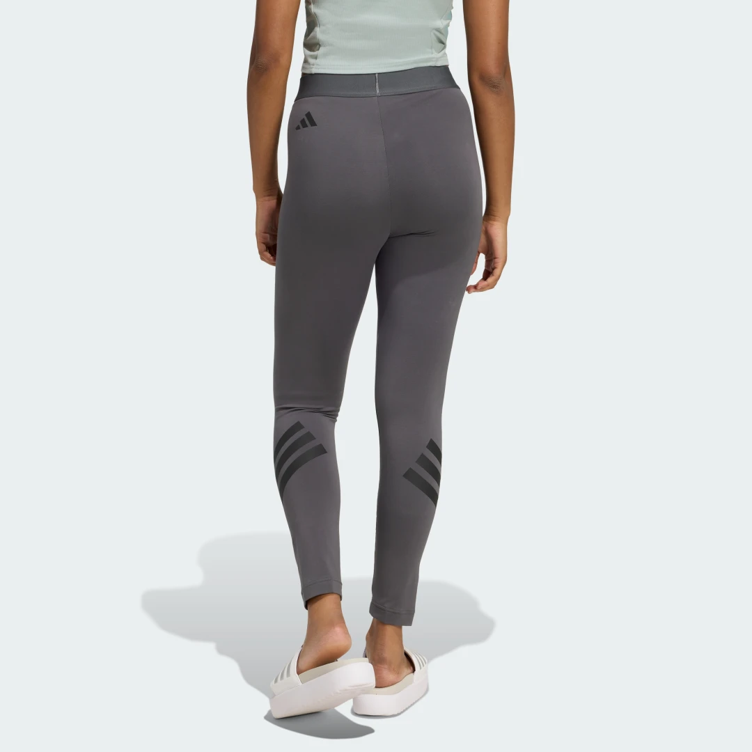 Detalle 2 de Mallas Future Icons 3 bandas de Adidas – Gris