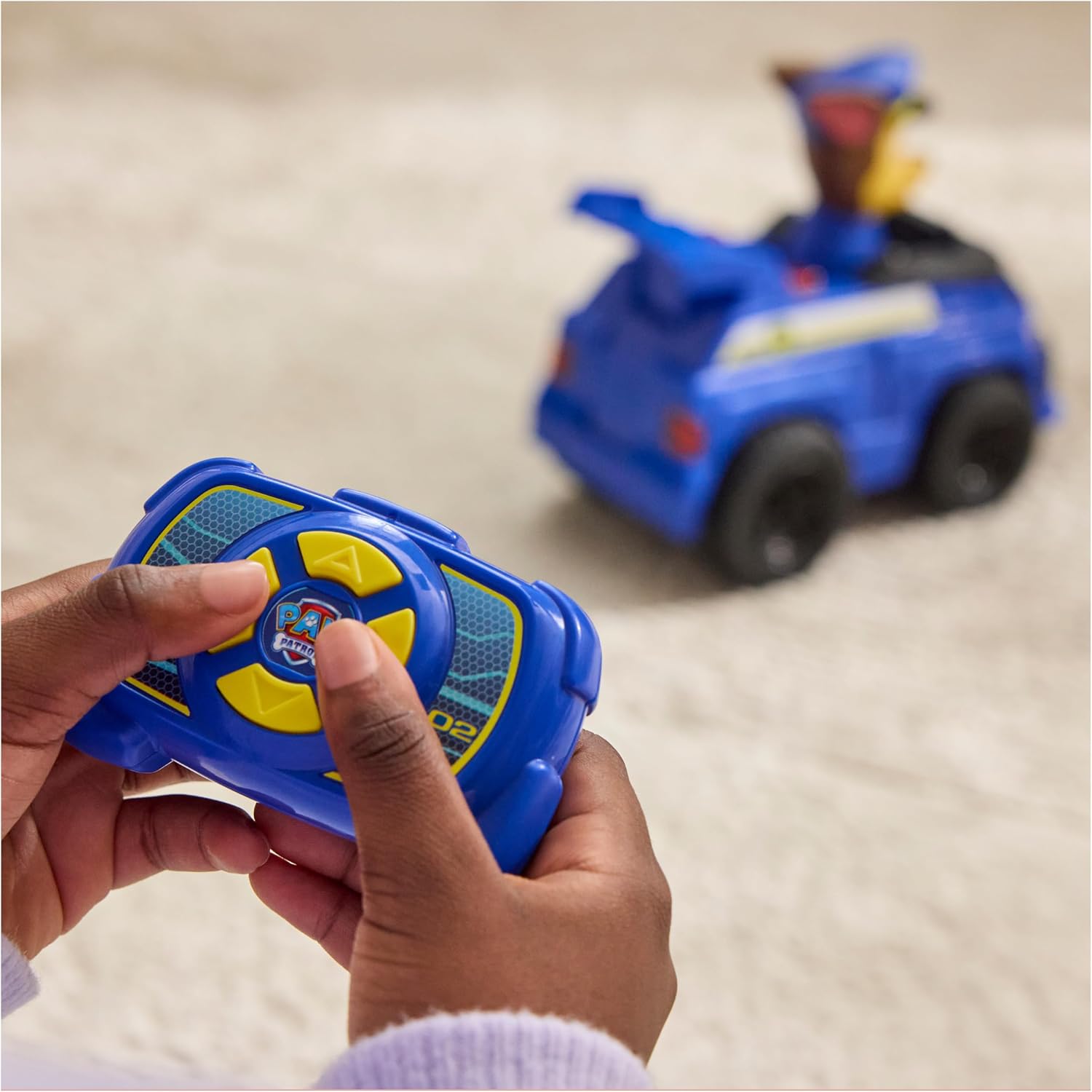 Detalle de Paw Patrol RC Chase bestuurbare auto van 25,4 cm met ledverlichting