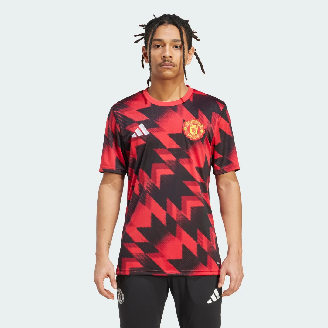 Detalle de Camiseta de calentamiento Manchester United 25/26 – Adidas