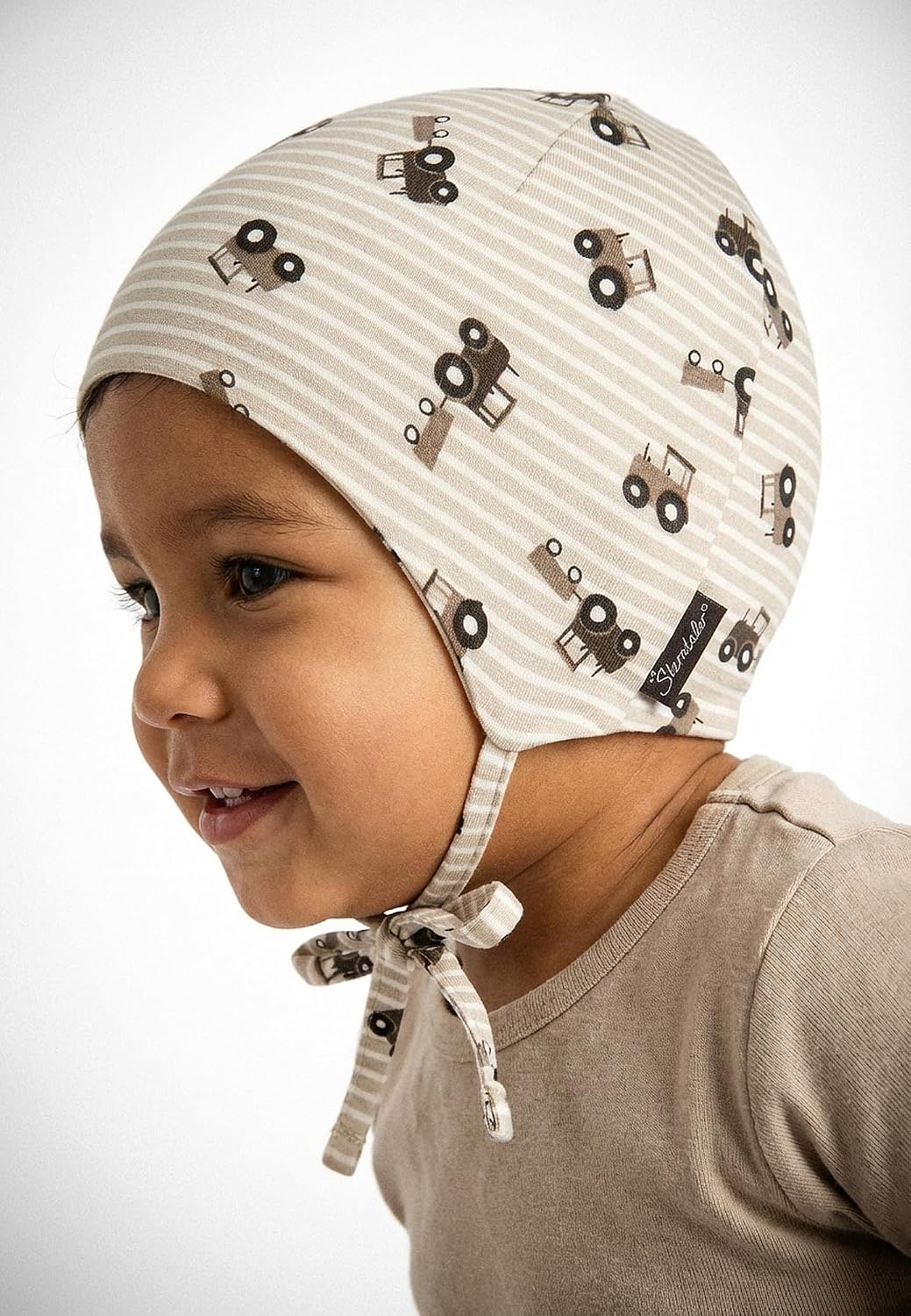 Detalle 2 de Sterntaler Jungen Beanie Traktoren Sonnenhut – Beanie mit Druck, Ohrenklappen und Bindebändern