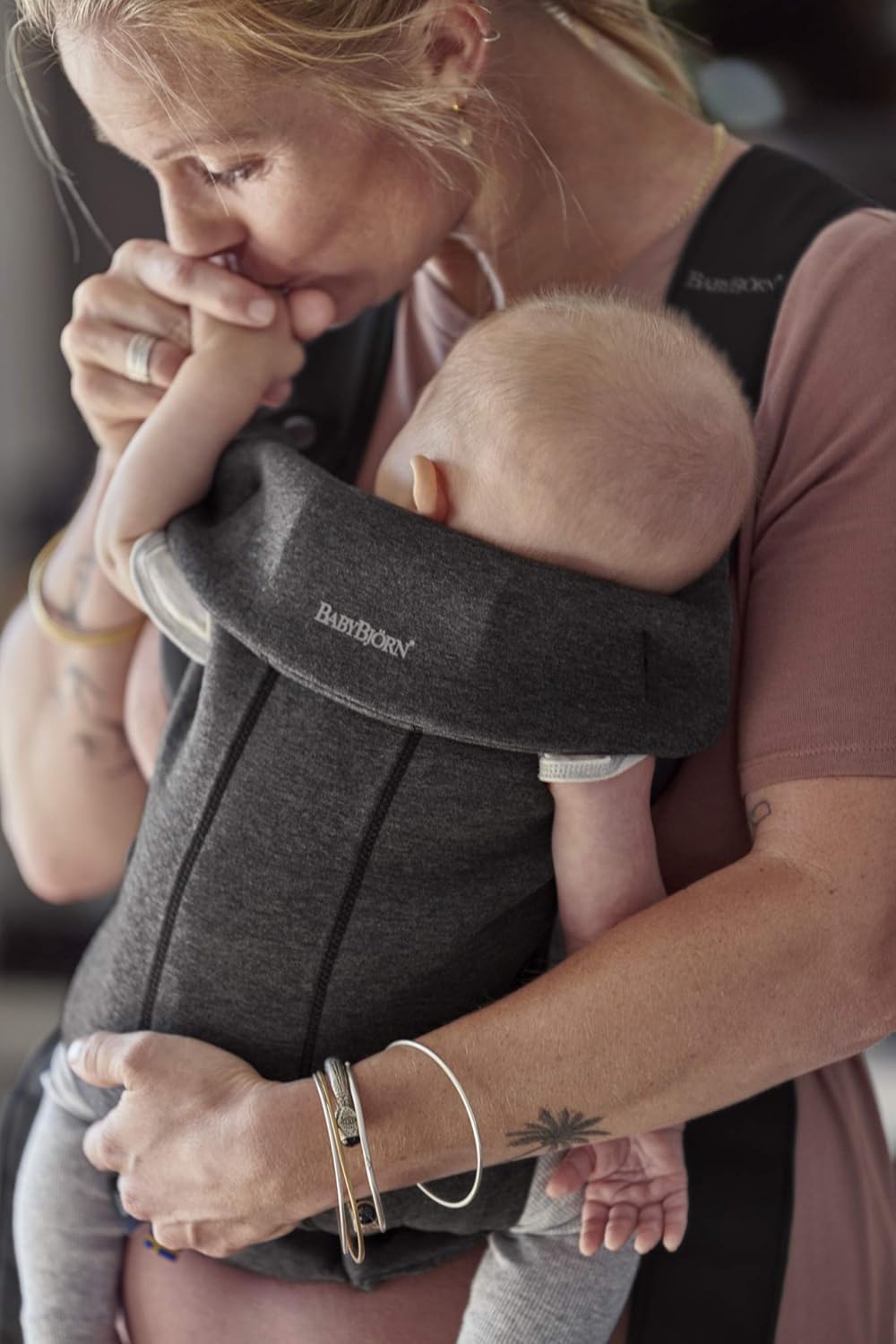 Thumbnail 2 de BabyBjörn Porte-bébé Mini, Jersey 3D – Gris charbon