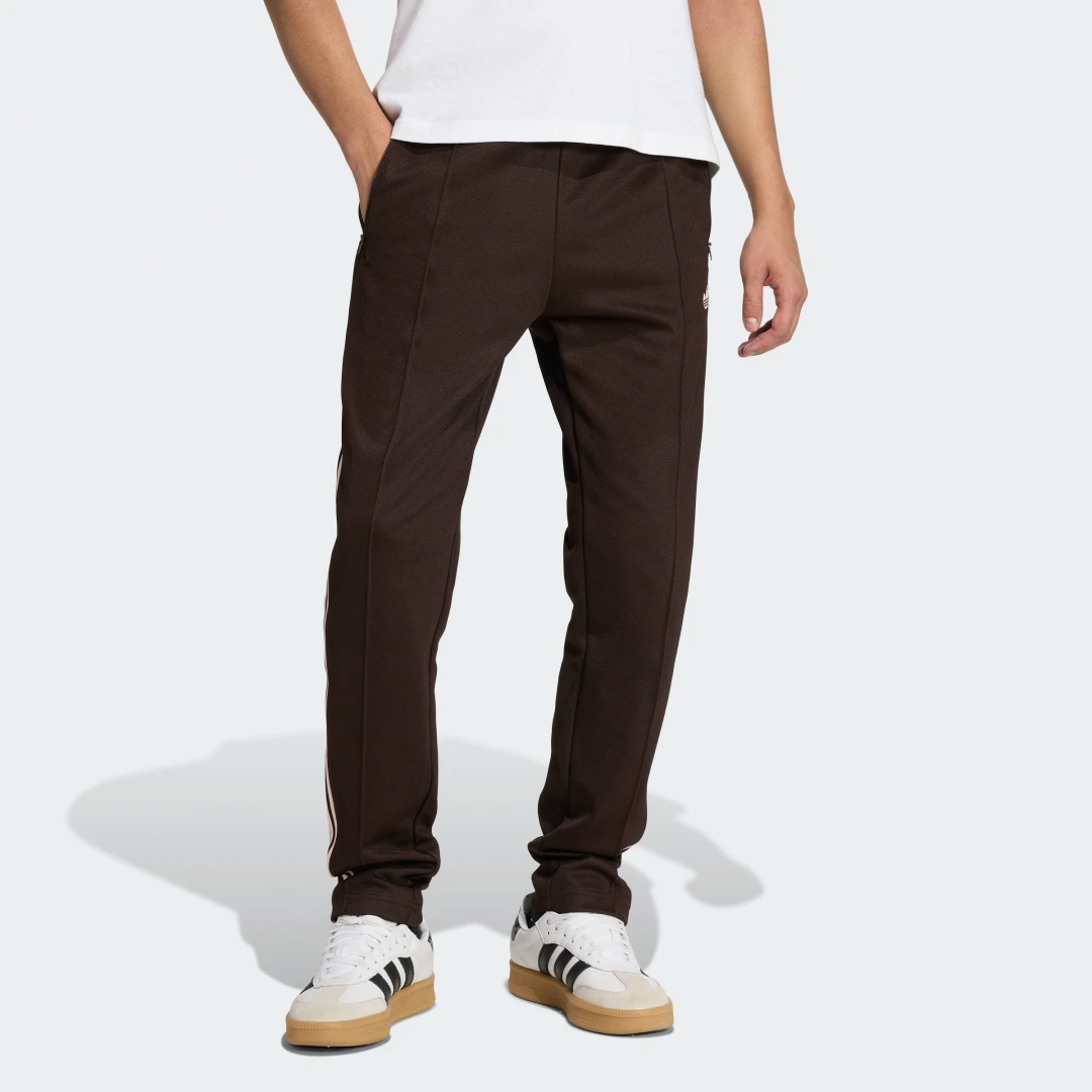 Detalle de Pantalón Beckenbauer de Adidas – estilo clásico en color Marrón