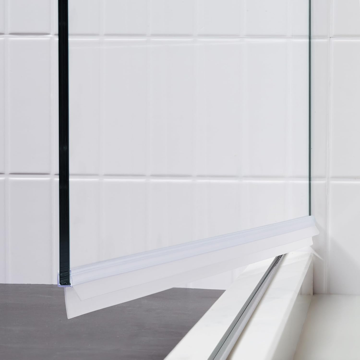 Detalle 2 de Amazon Basics Shower Door Bottom Seal Strip for 6.35mm Glass, 87.5 cm