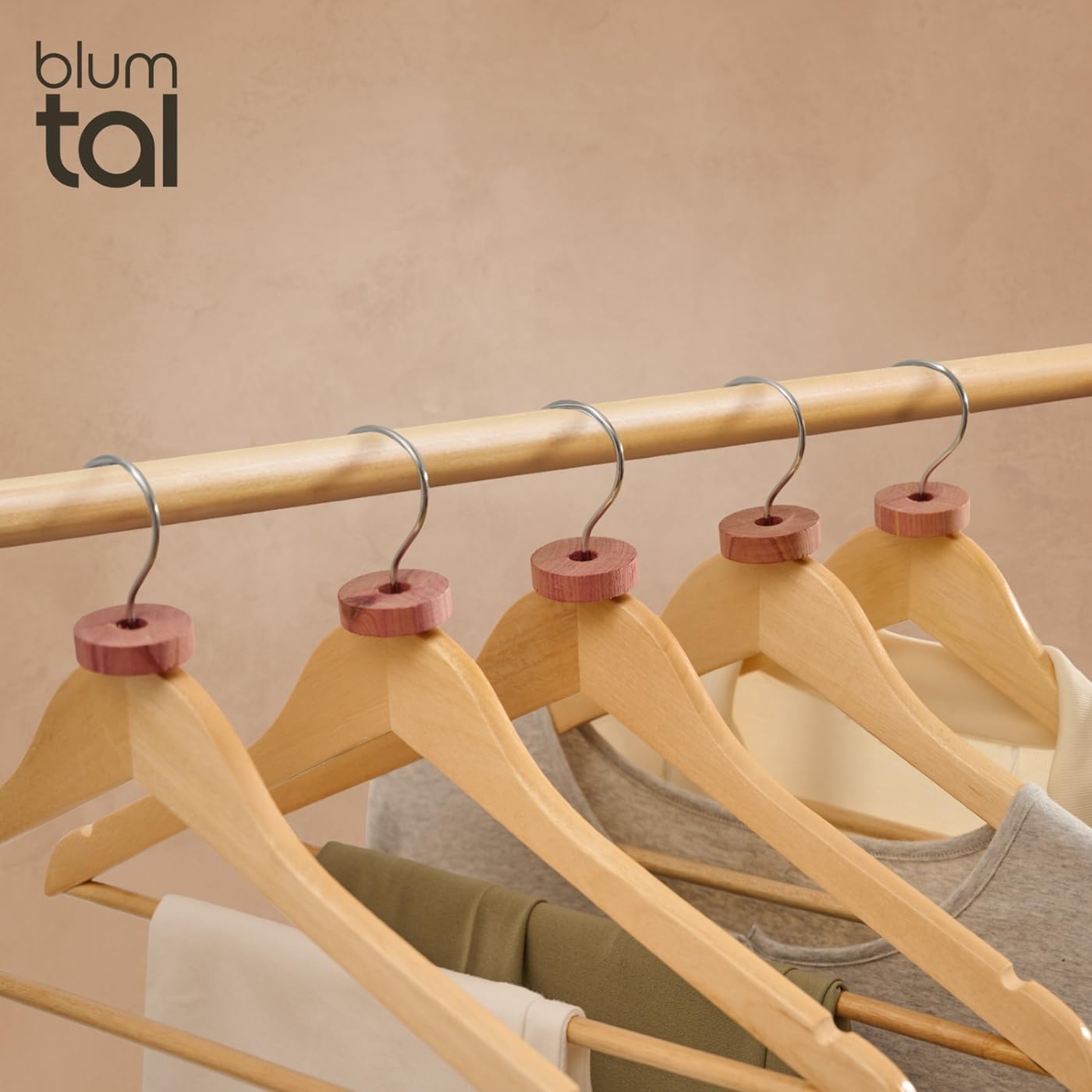 Detalle 2 de Blumtal Wooden Clothes Hangers Set of 10, Natural Wood with Non-Slip Bar