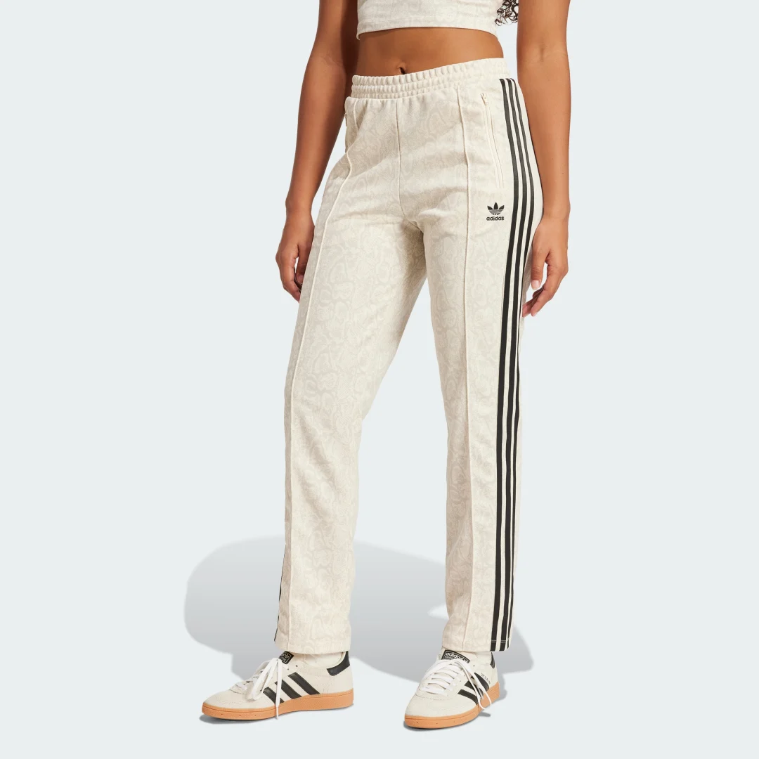 Detalle de Pantalón Firebird Snake de Adidas – estilo limpio y comodidad para el día a día