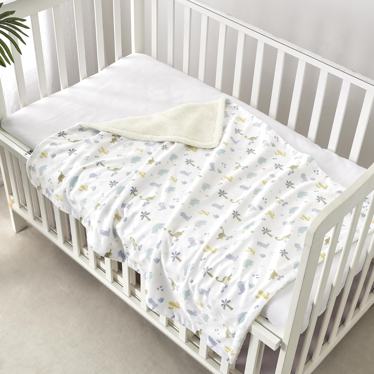 Detalle 2 de CREVENT Cozy Soft and Warm Mink Baby Blanket with Sherpa Backing (75 x 100cm) – Dinosaur gift pack