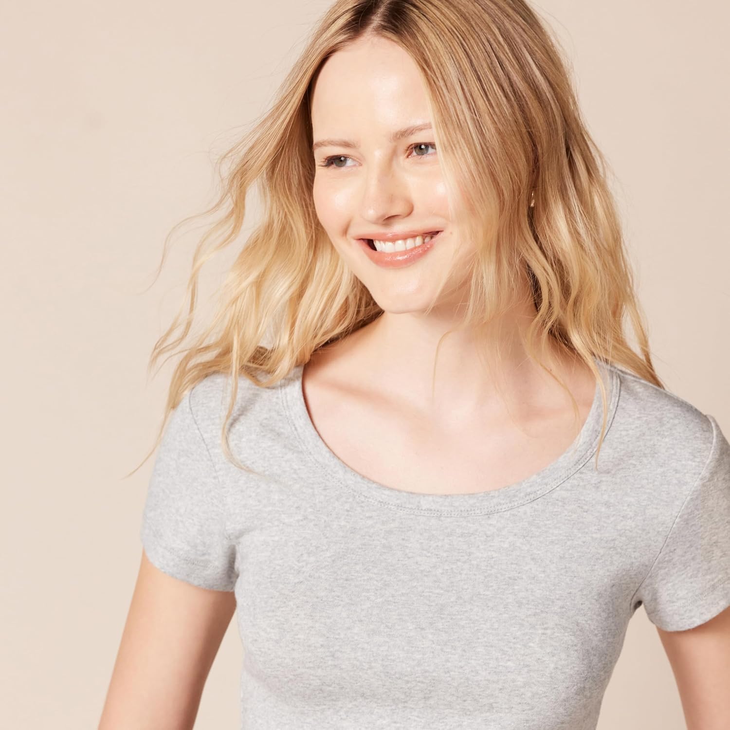 Thumbnail 3 de Amazon Essentials Damen Basic U-Ausschnitt T-Shirt aus Modal-Baumwolle – schmaler Fit