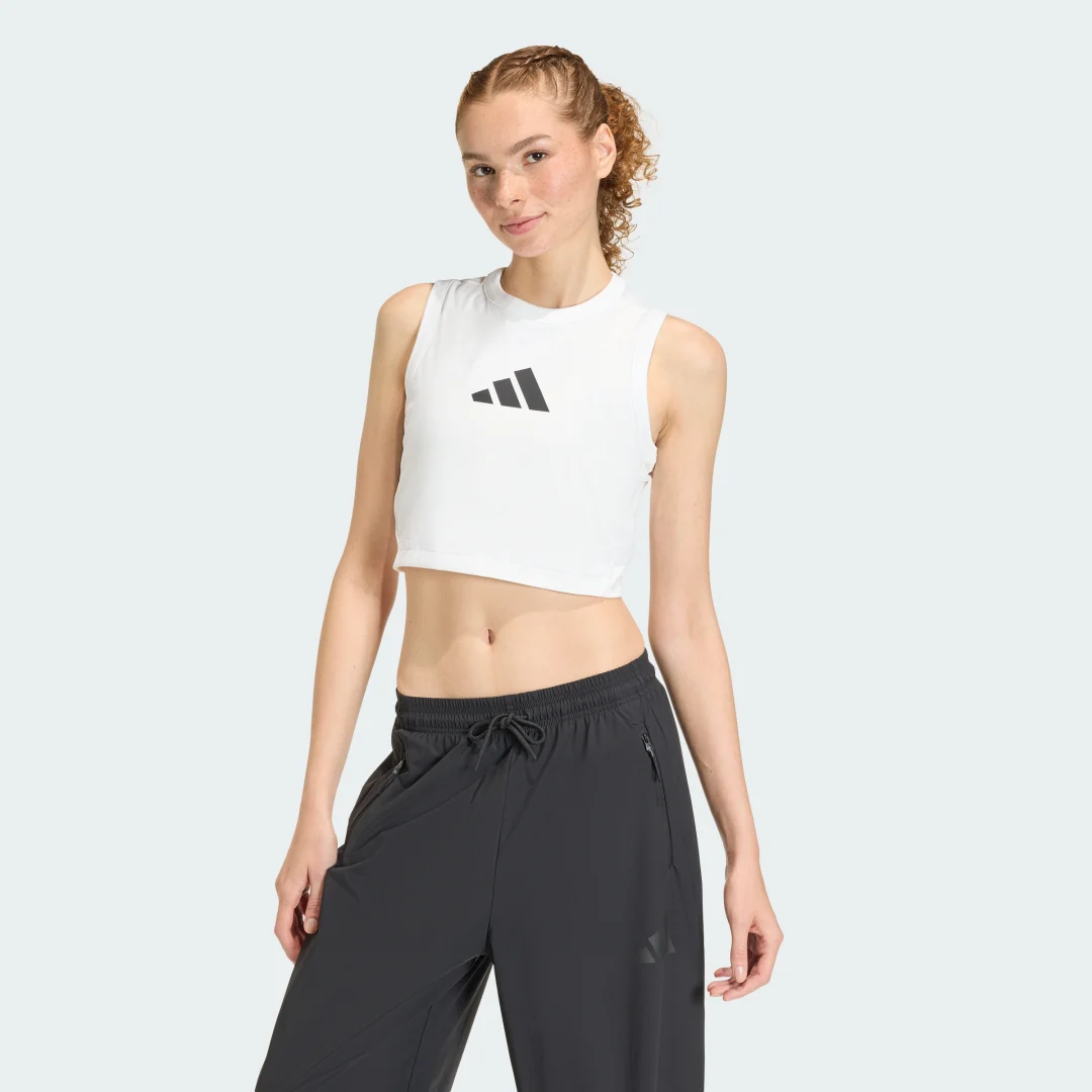 Detalle de Camiseta de tirantes Adidas Z.N.E. en blanco: simplicidad para entrenar