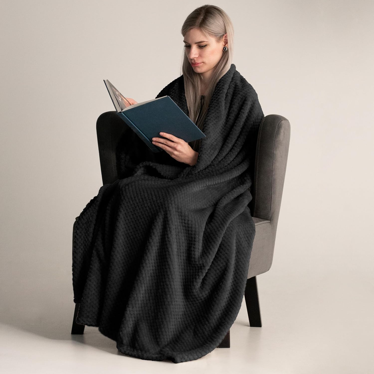 Detalle 2 de DecoKing Couverture Polaire 150 x 200 cm – Plaid Doux en Microfibre, Noir, idéal canapés et lits