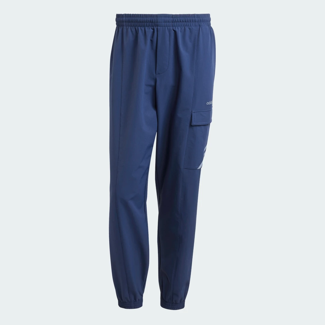 Detalle de Pantalón Cuffed Cargo de Adidas en color Azul