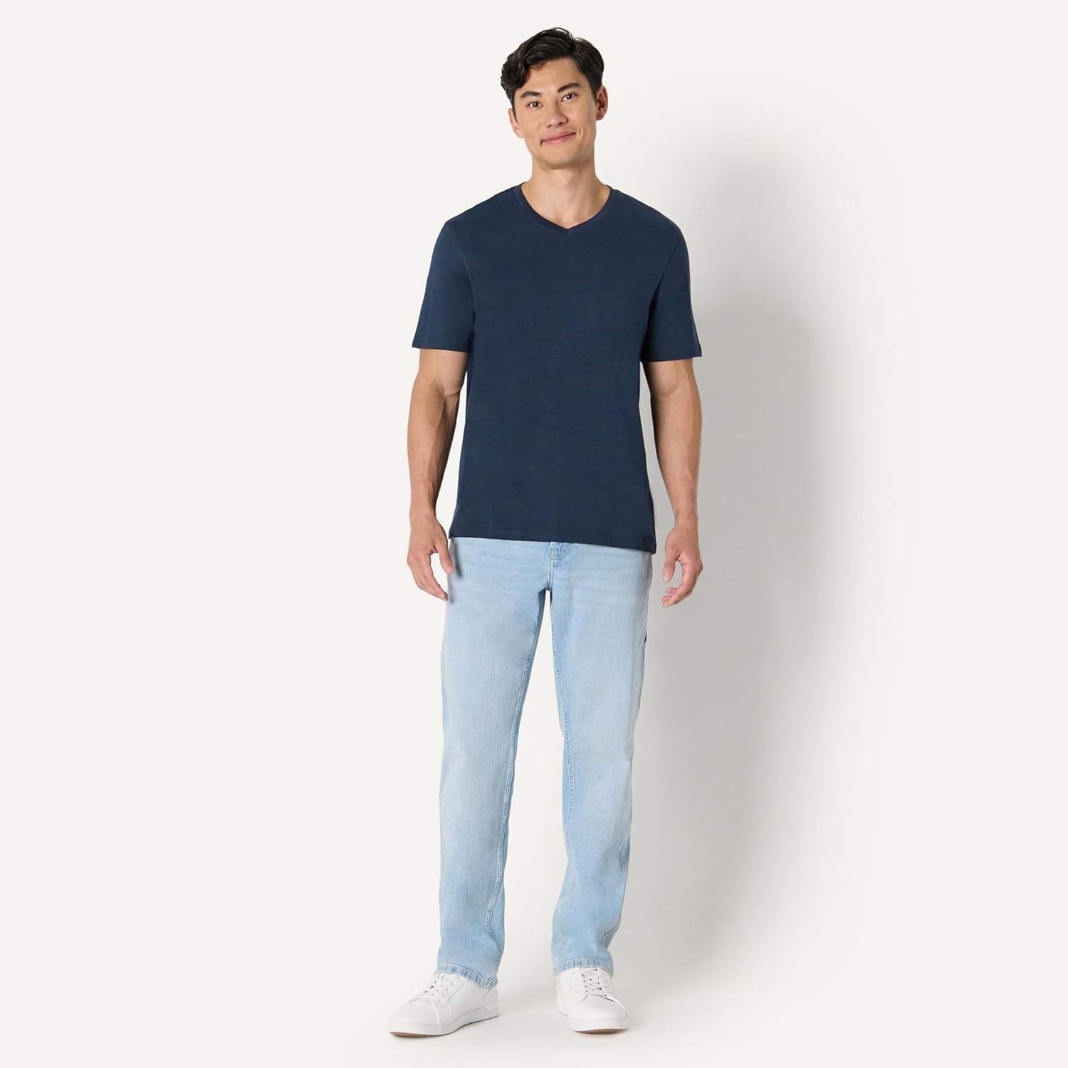 Thumbnail 4 de Amazon Essentials Herren Kurzärmeliges T-Shirt mit V-Ausschnitt (normale Passform)