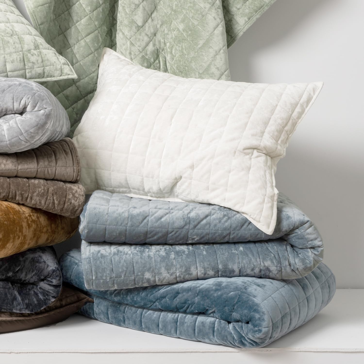 Detalle de RECYCO Luxury Velvet Quilt Set King Size Bedding Set (Blue Linen) with 2 Shams