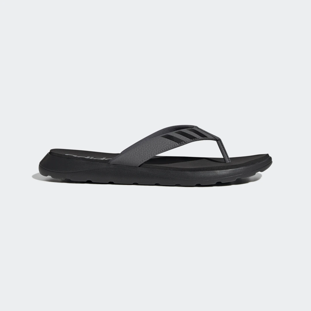 Detalle de Chancla hawaiana Comfort de Adidas – color negro