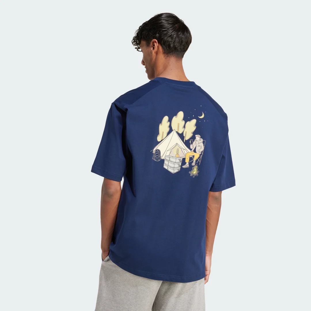 Detalle de Codes Doodle Camp Graphic T-Shirt de Adidas – Azul