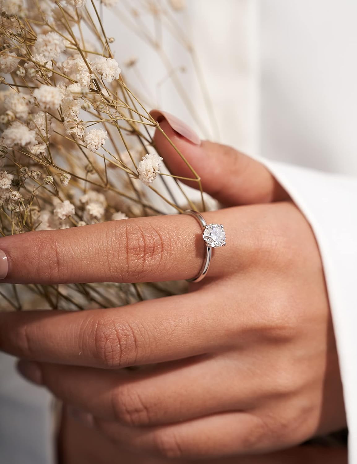 Detalle de IMOLOVE Solitaire Moissanite Engagement Ring: 1CT D Color VVS1, Sterling Silver with 18K White Gold Plating
