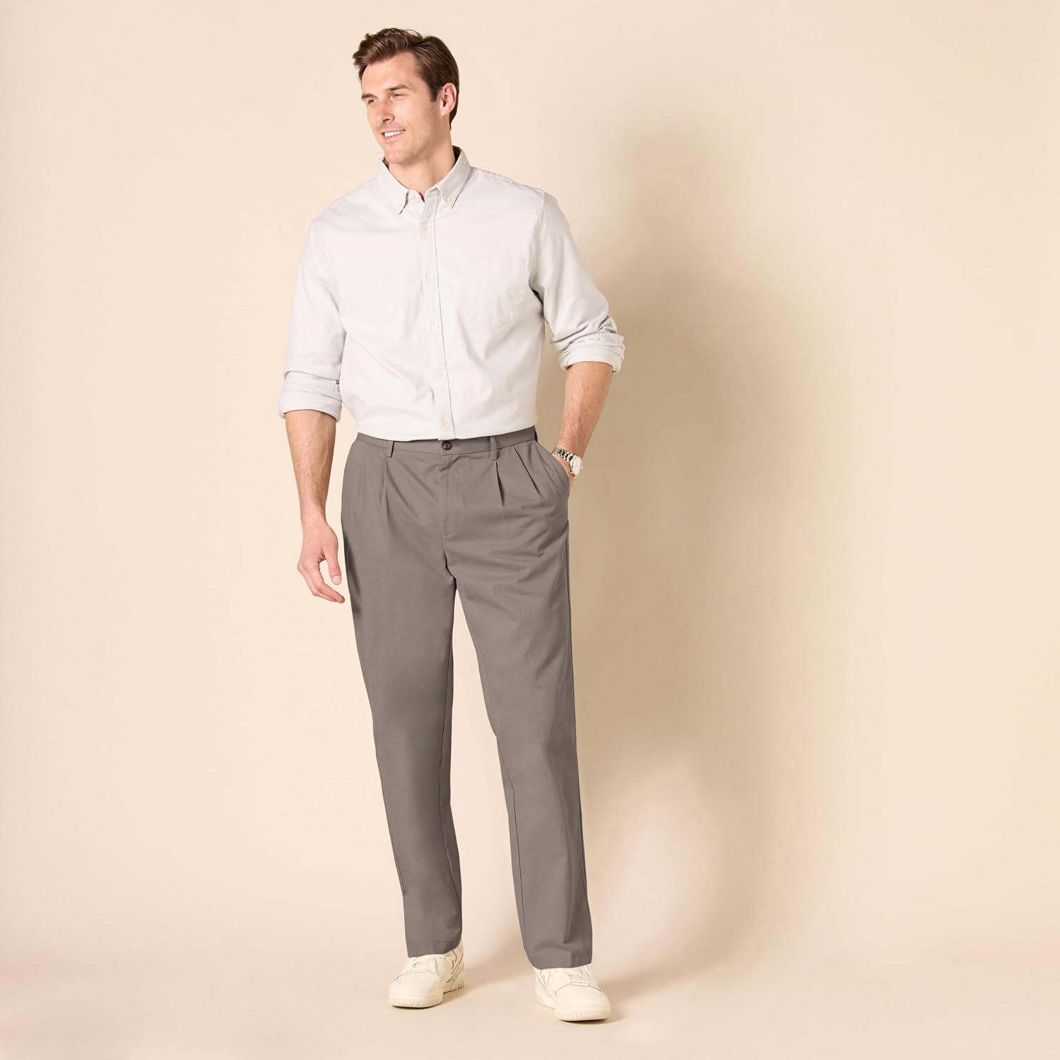 Thumbnail 6 de Amazon Essentials Men's Classic-Fit Wrinkle-Resistant Pleated Chino Trousers (Big & Tall)