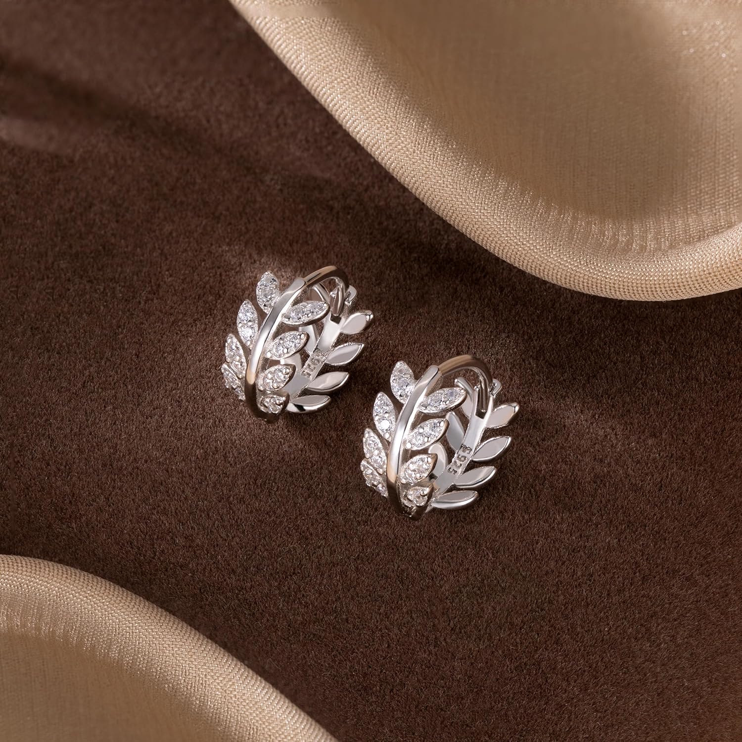 Detalle de SLUYNZ Huggie Creolen Blatt 1,3 cm