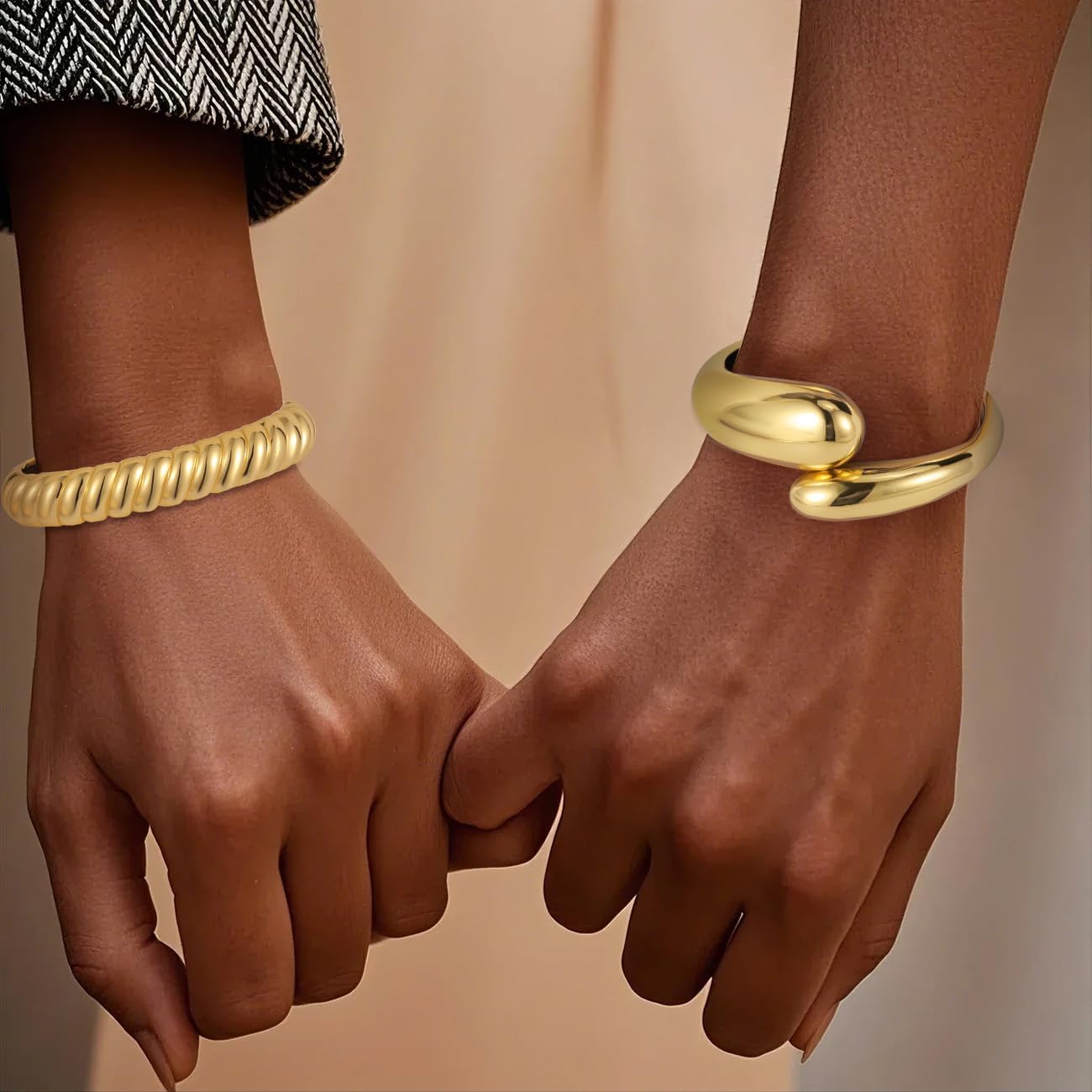 Thumbnail 4 de Emibele Gold Breit Manschette Armband Stack (2er-Set) – 18K vergoldet, offener Armreif mit Teardrop-Scharnier