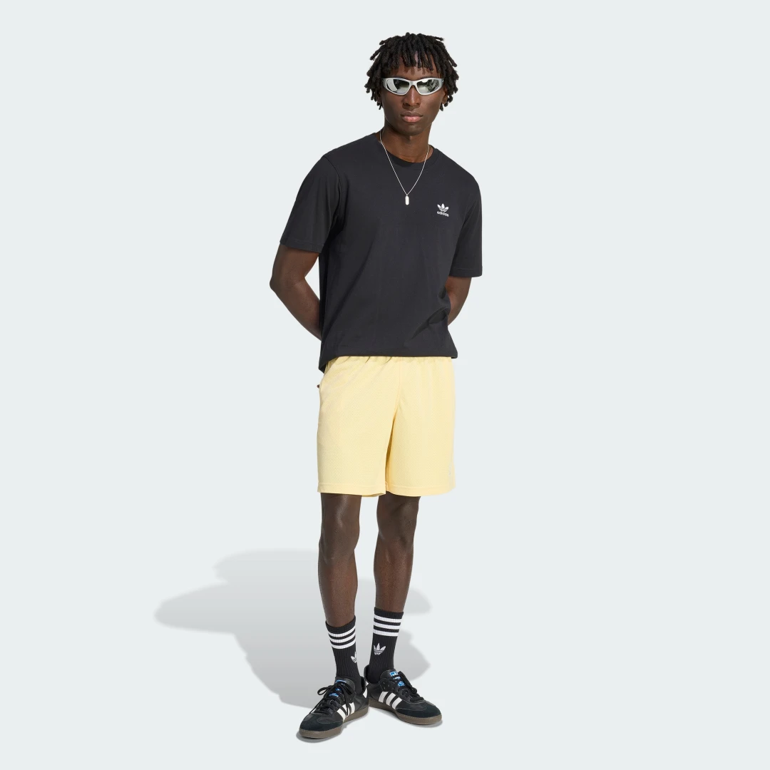 Thumbnail 2 de PANTALÓN CORTO TREFOIL ESSENTIALS MESH de Adidas: estilo urbano y confort básico para entrenos