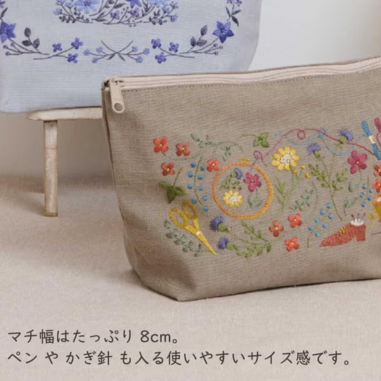 Detalle 2 de COSMO No.542503 刺しゅうキット マチ付きファスナーポーチ 綿布・図案プリント済み