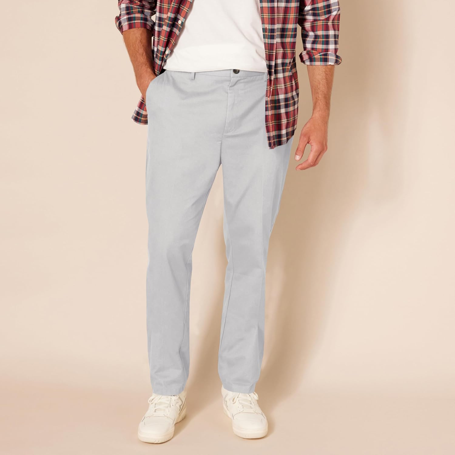 Thumbnail 3 de Amazon Essentials Herren Slim-Fit Chino mit knitterfreiem Finish, Light Grey (35W x 34L)