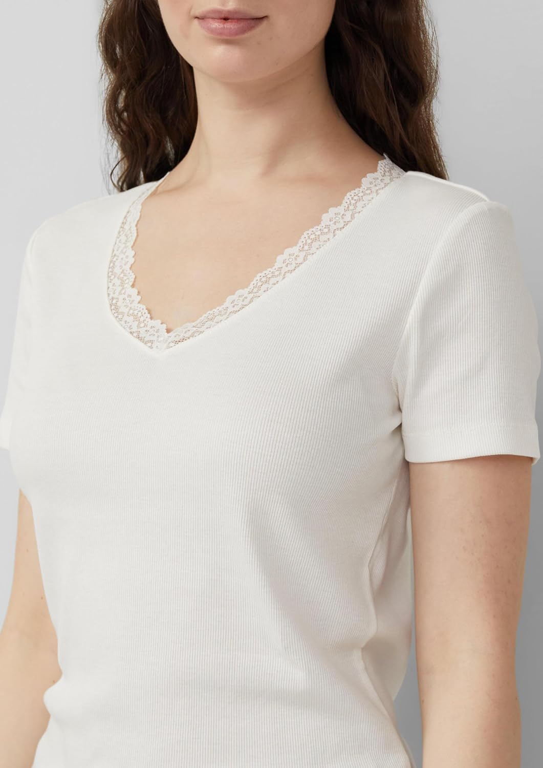 Detalle de s.Oliver Damen RIPP-T-Shirt mit Spitze am Ausschnitt – V-Ausschnitt, 1er Pack