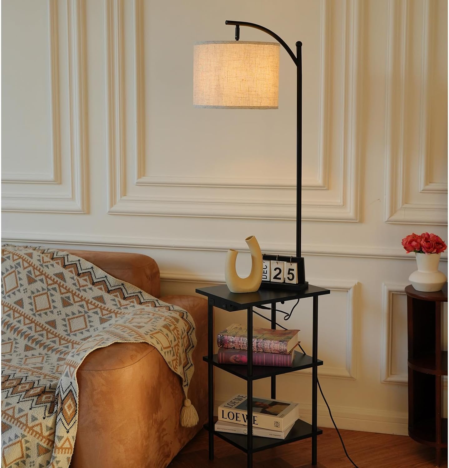 Thumbnail 4 de LuminexDesigns Lampadaire Vintage avec Étagères – Lampe sur Pied en Noyer Rétro, 3 Niveaux et Ports USB-C
