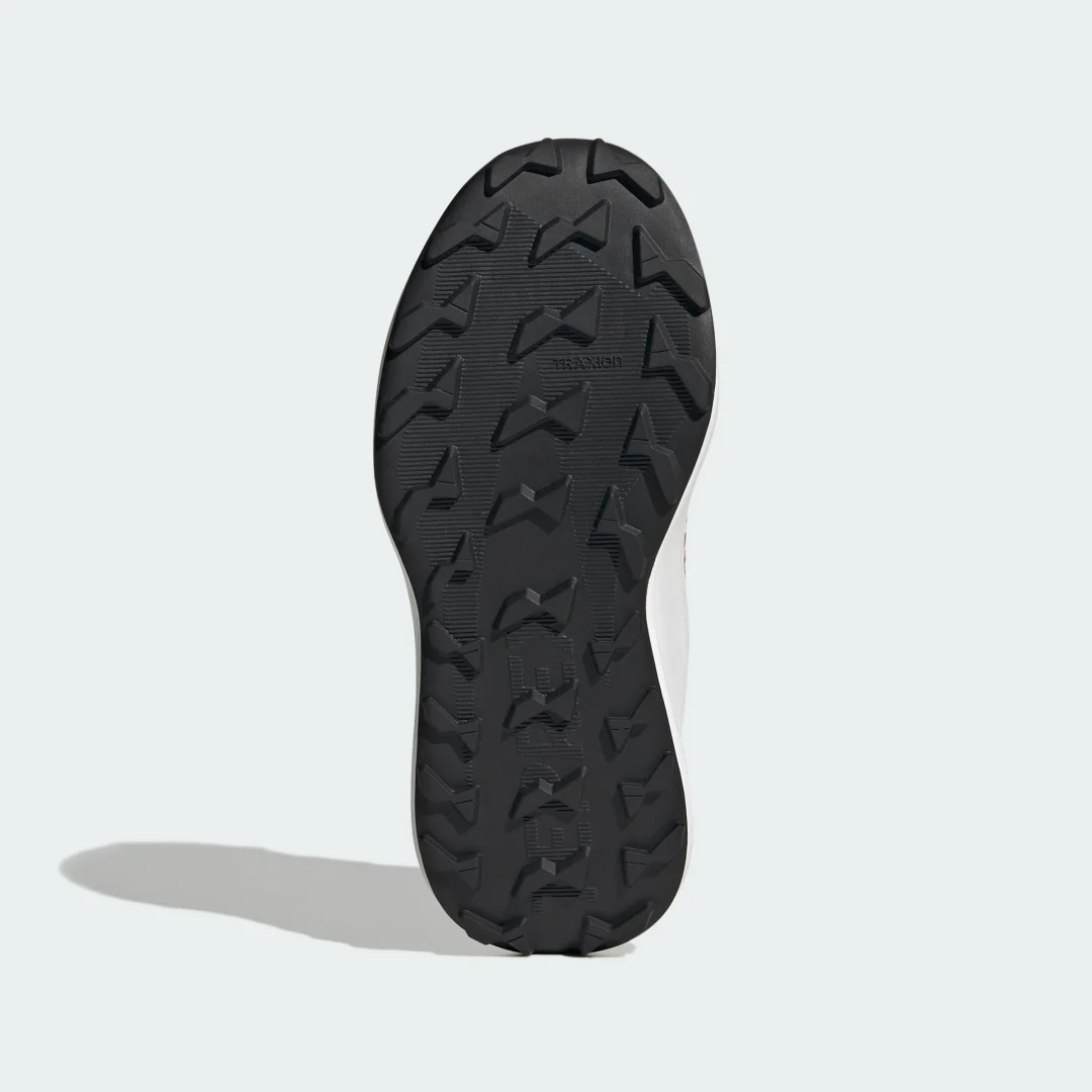Detalle de Zapatilla de trail running Terrex Agravic para niño de Adidas