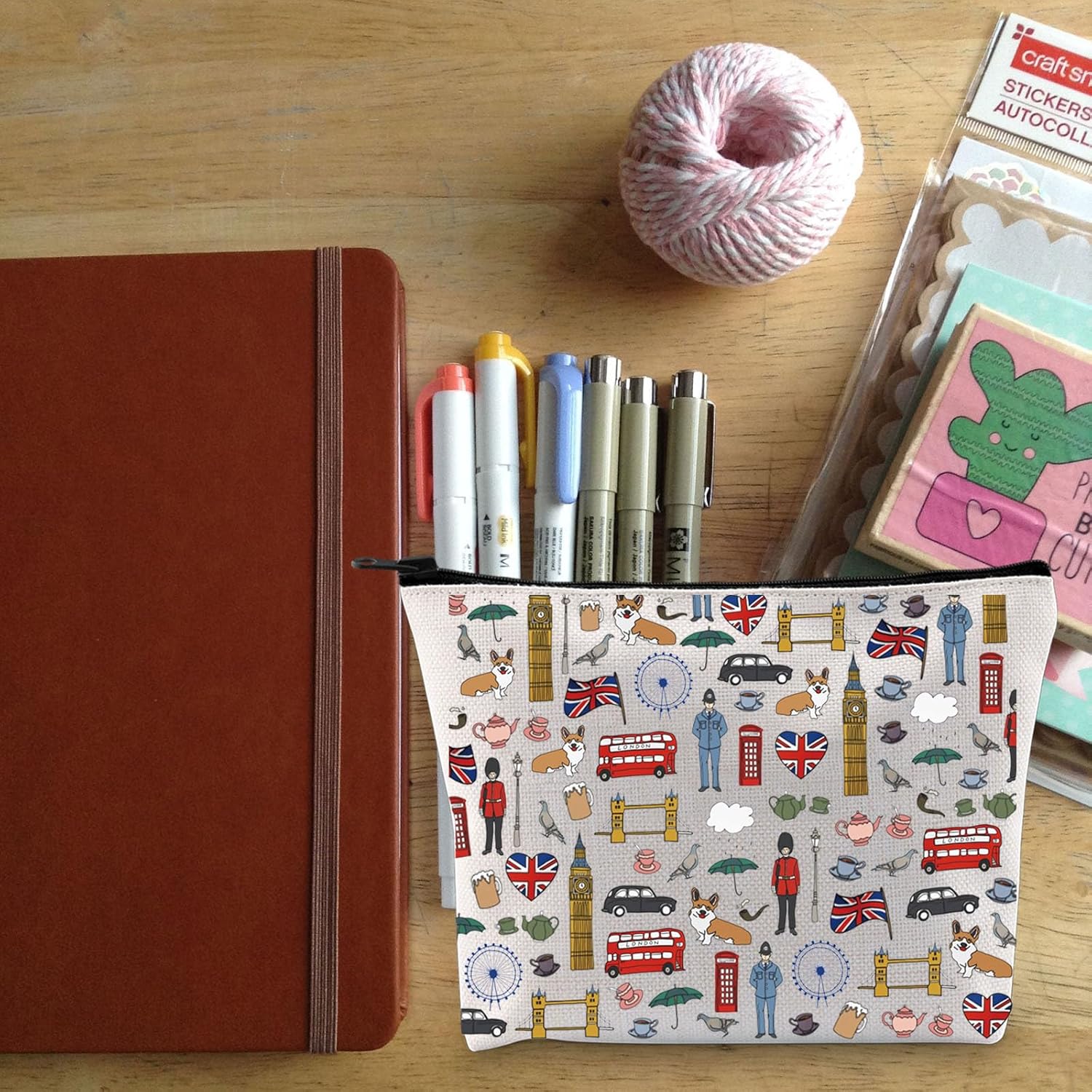 Thumbnail 5 de Funny London Travel Pouch: A cheerful canvas cosmetic bag for London lovers