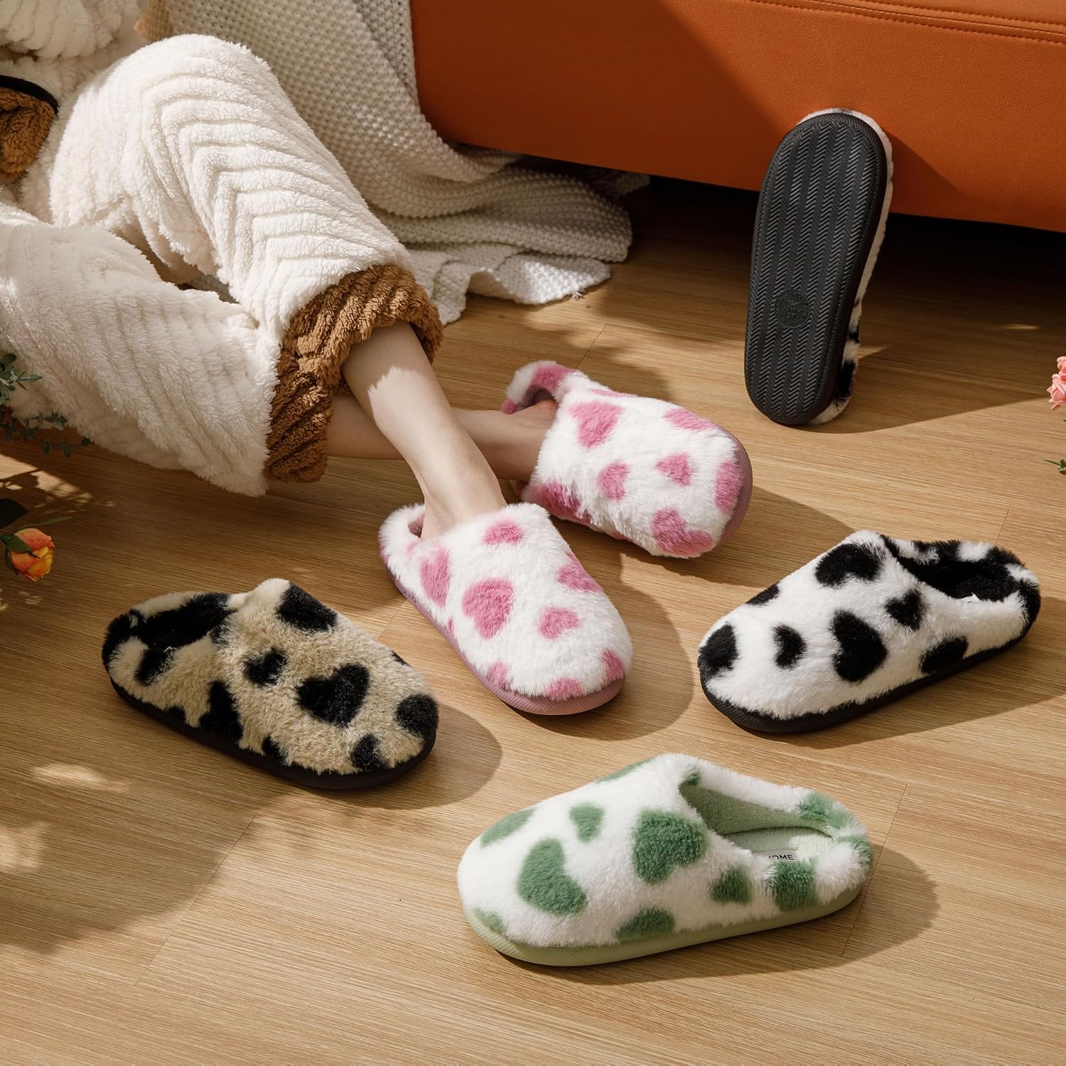 Detalle 2 de JOMIX pantoffels voor dames met hartmotief, pluche bovenwerk en antislip