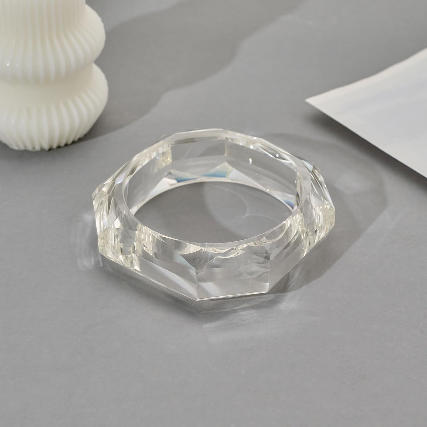 Detalle de TOVABA Resin Bangle for Women: Hypoallergenic, Fade-Resistant Clear Geometric Bracelet