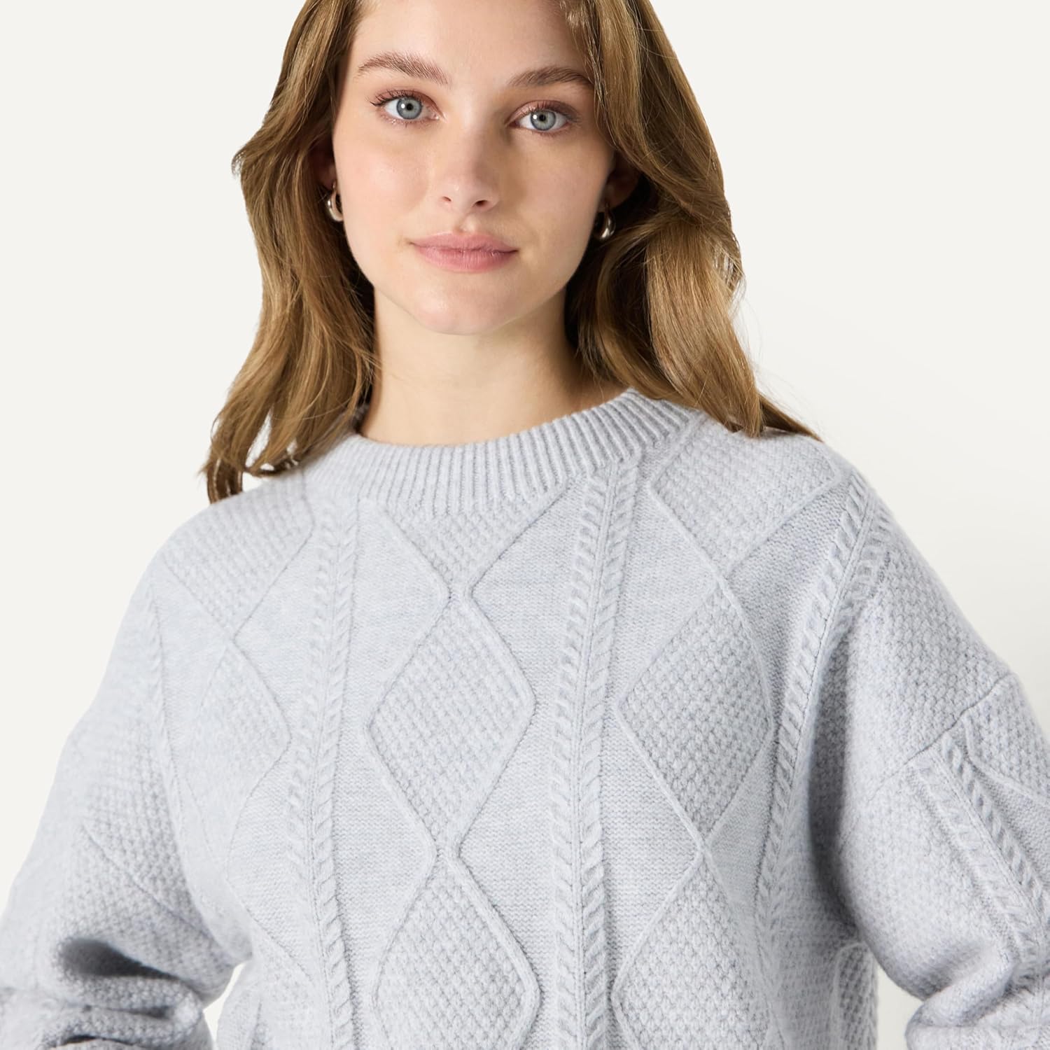 Thumbnail 2 de Amazon Essentials Women's Relaxed-Fit Cable Crewneck Jumper