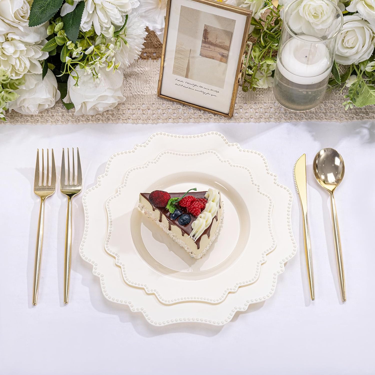 Detalle 2 de Colosus Ivory Plastic Plates 60pc