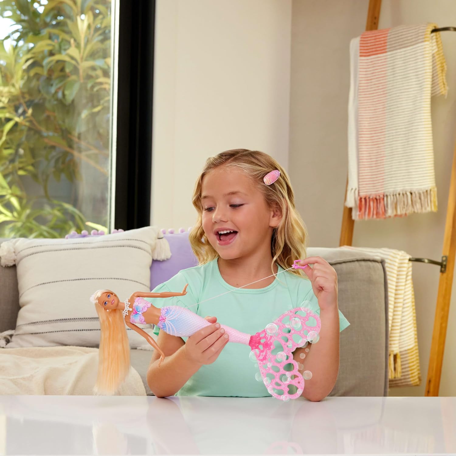 Detalle de Barbie Sirène Étincelante à Bulles avec mèches colorées — une petite gamme magique pour l’imagination aquatic