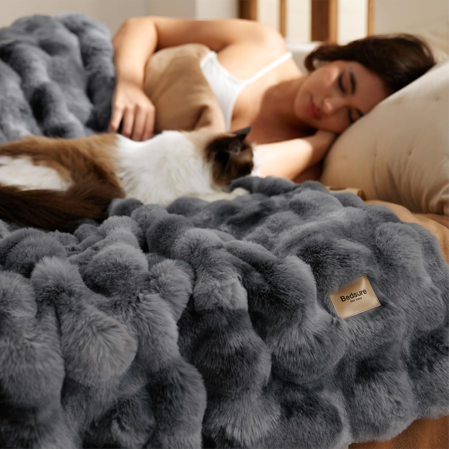 Detalle 2 de Bedsure Fluffy Bubble Faux Fur Throw Blanket, 50" x 70", Tie-Dye Gray